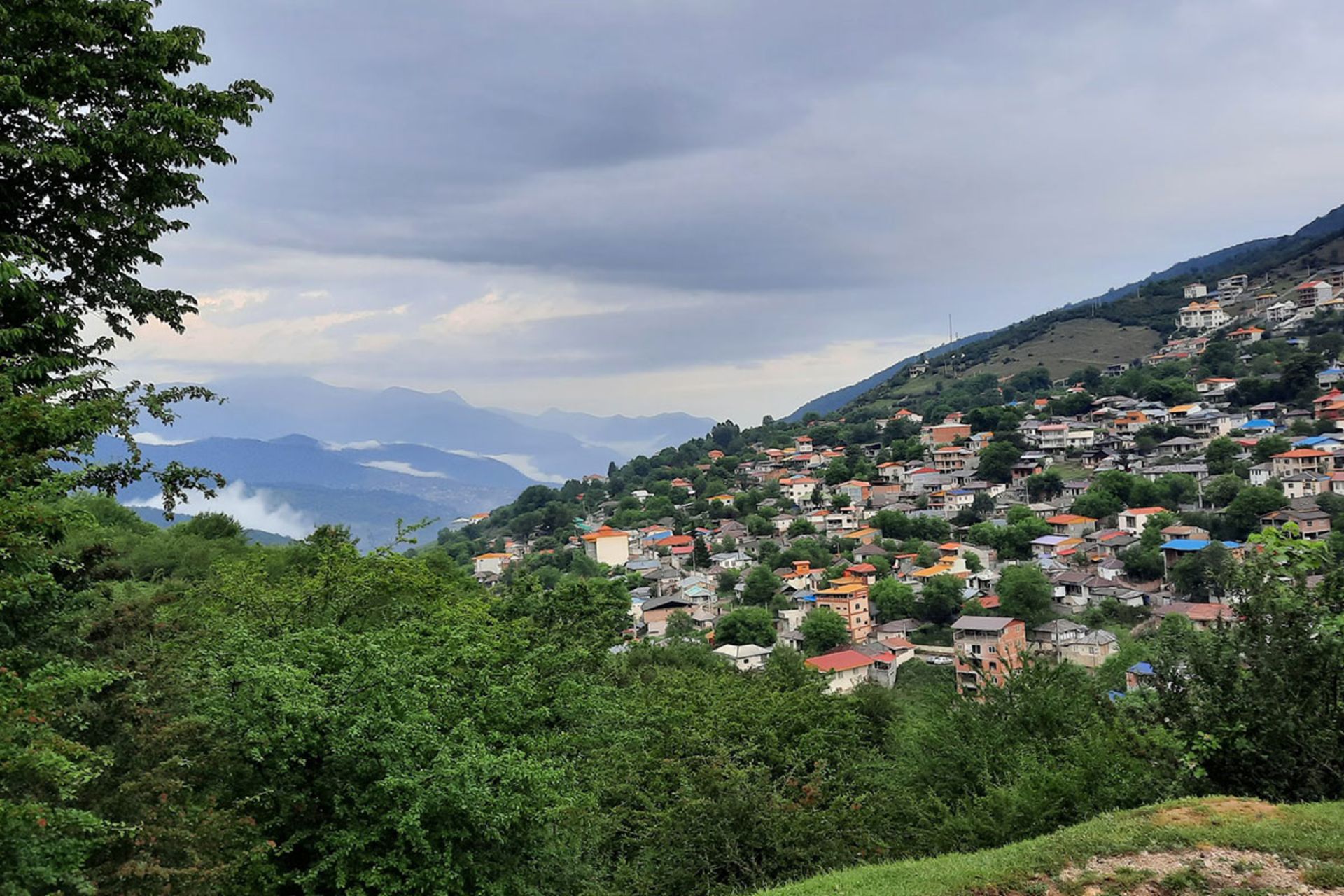 چشم انداز سرسبز روستای فیلبند