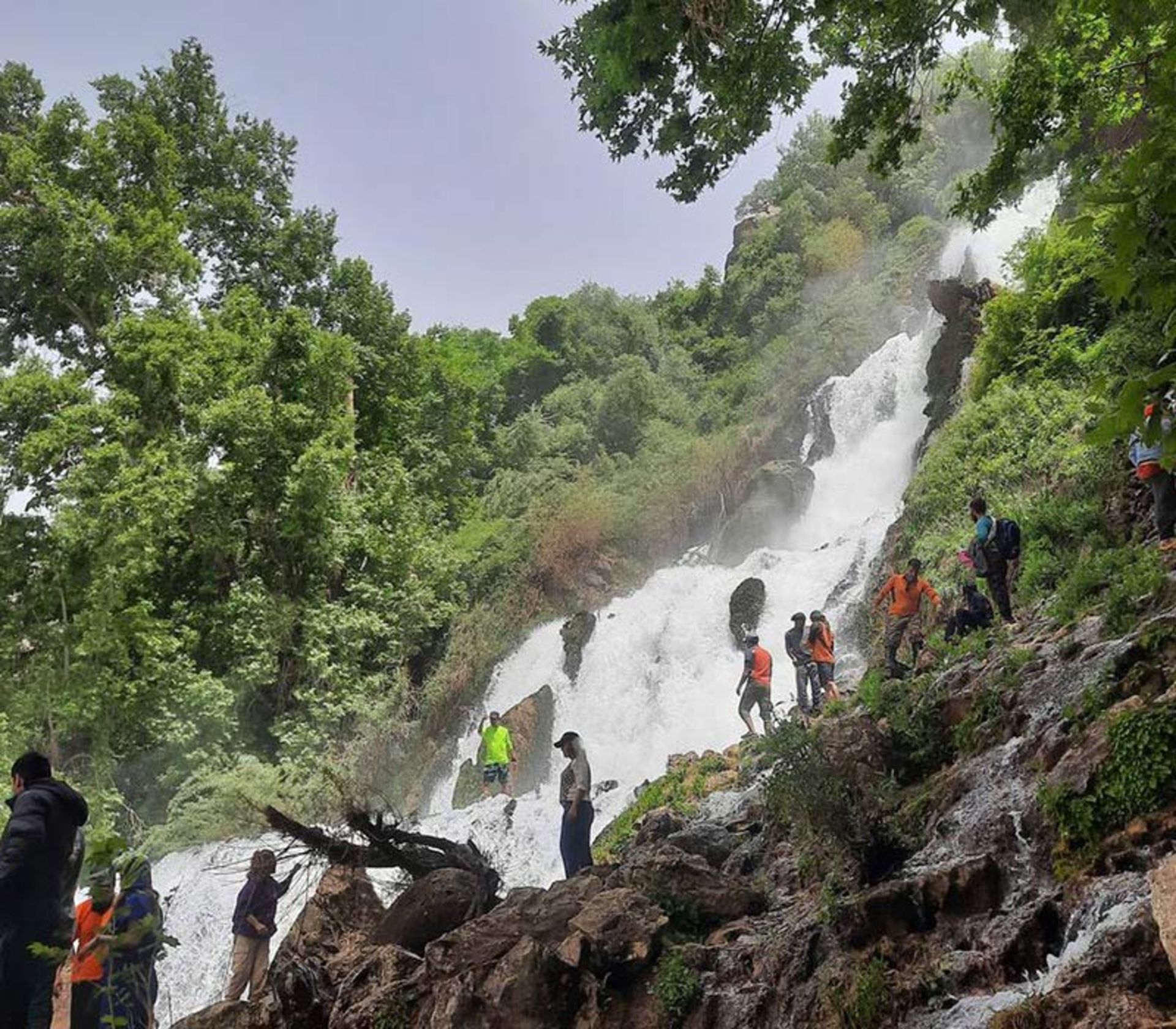 گردشگران آبشار لندی