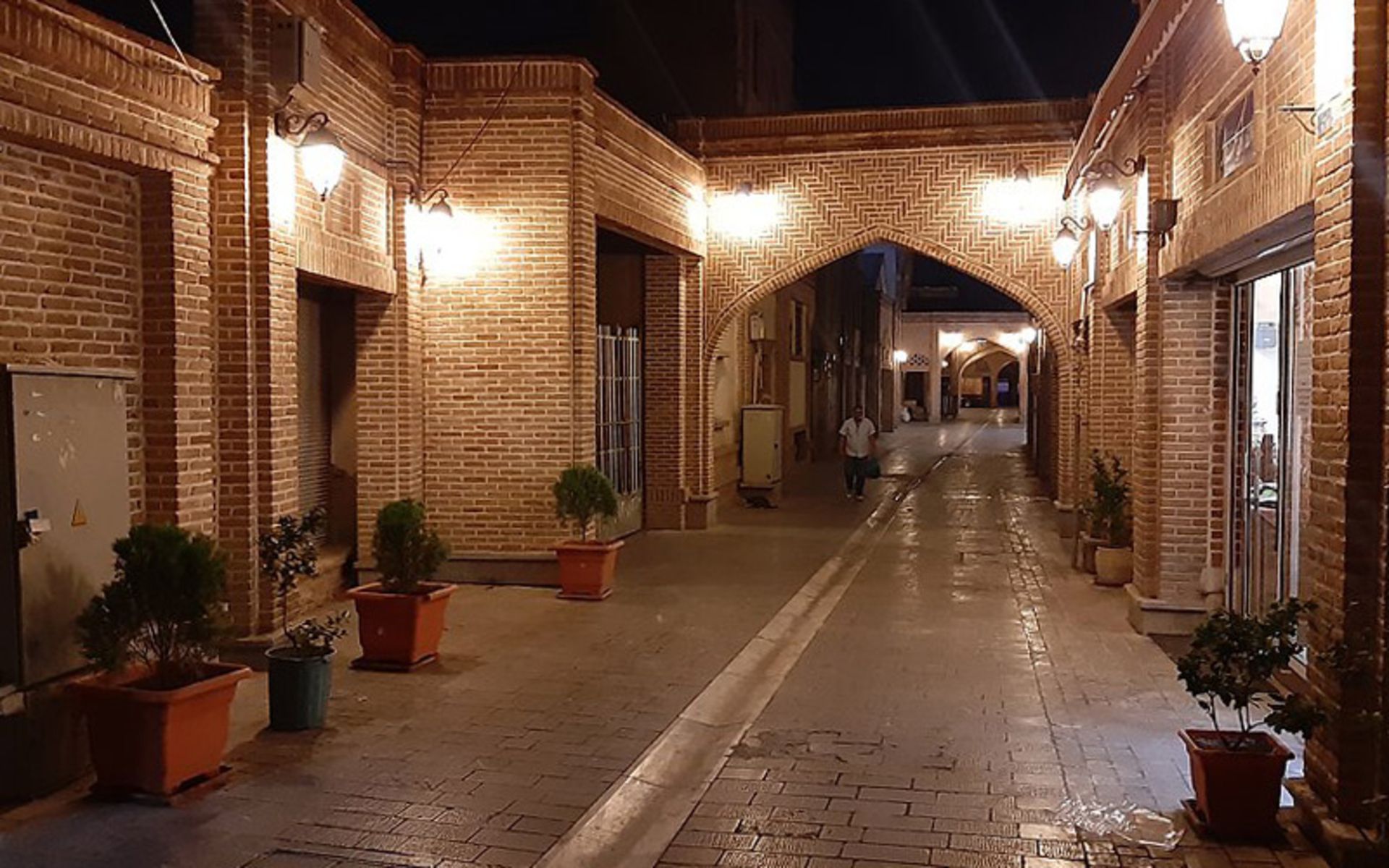 گردشگر مرد در بازارچه عودلاجان در شب