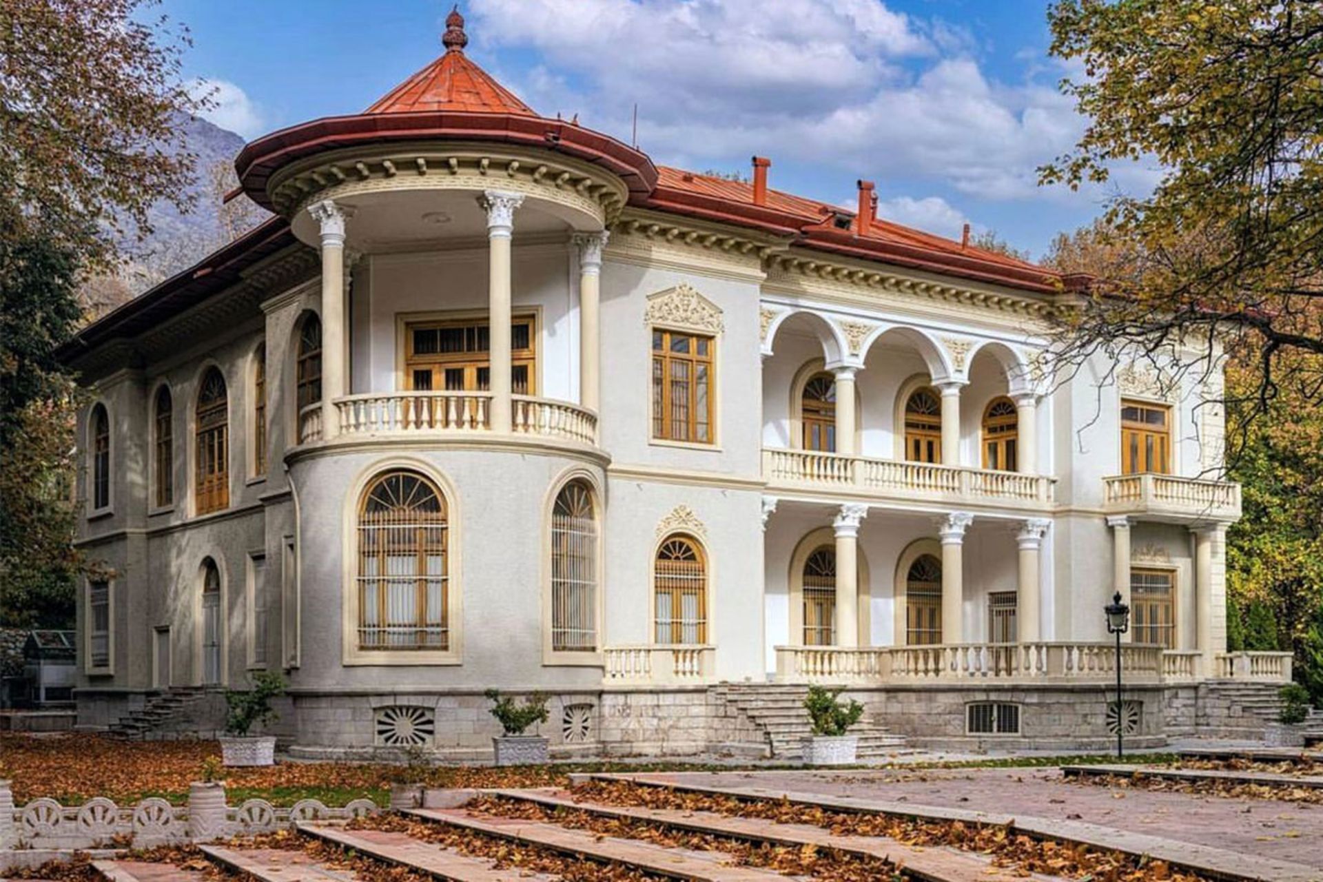 ساختمان سفید کاخ سعدآباد در پاییز