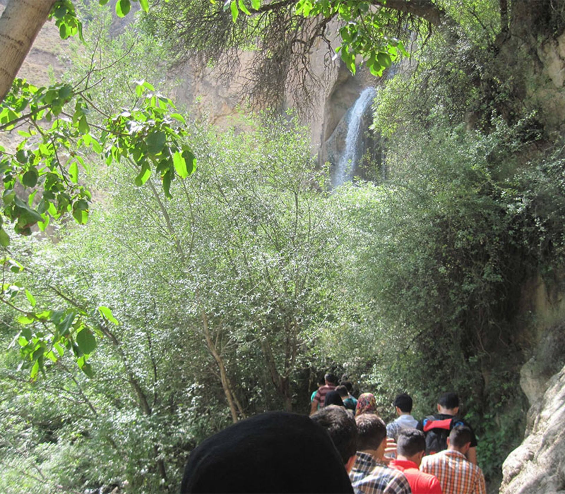 گردشگران در مسیر آبشار شاهاندشت
