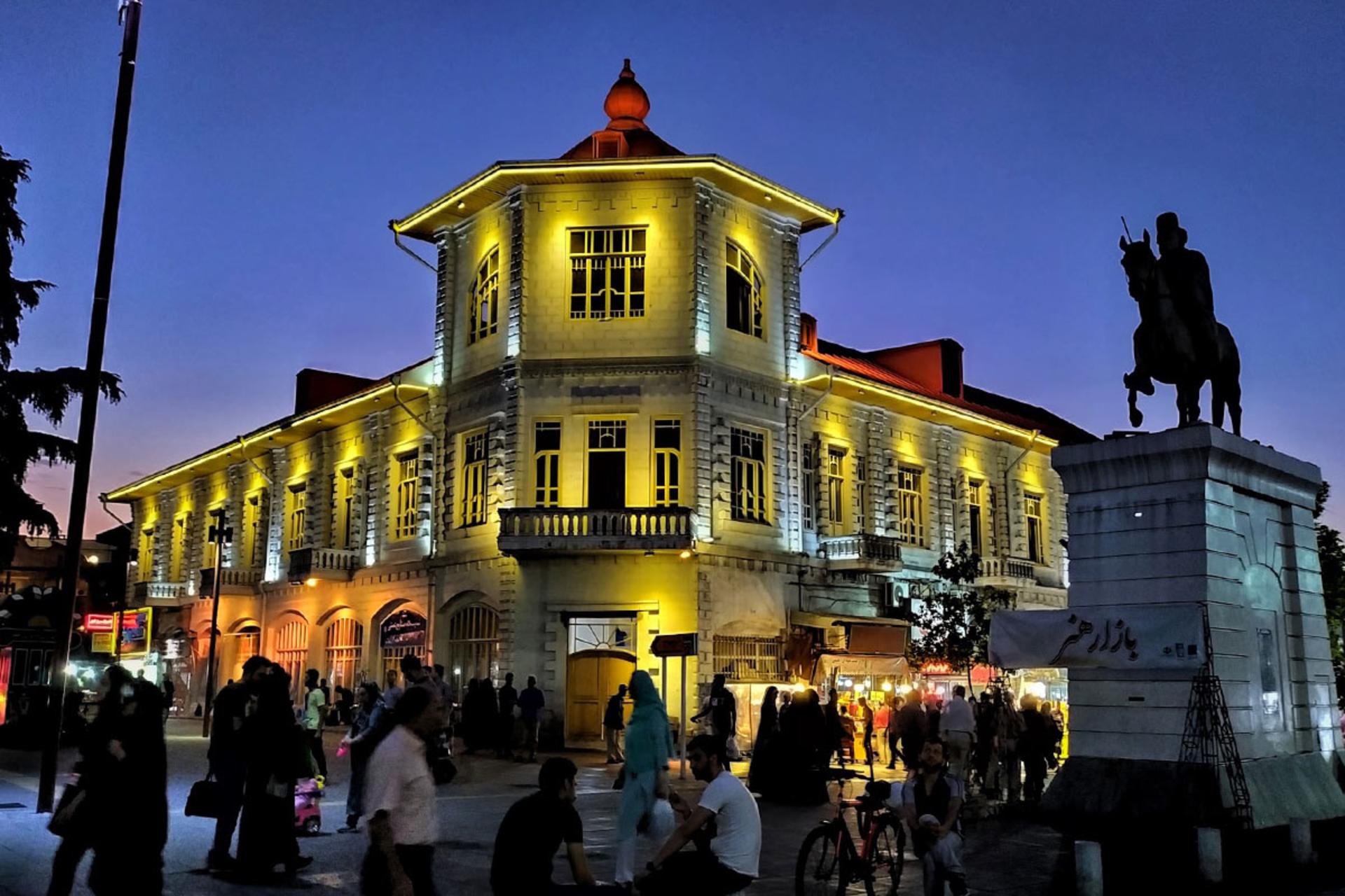 ساختمان شهرداری رشت در شب