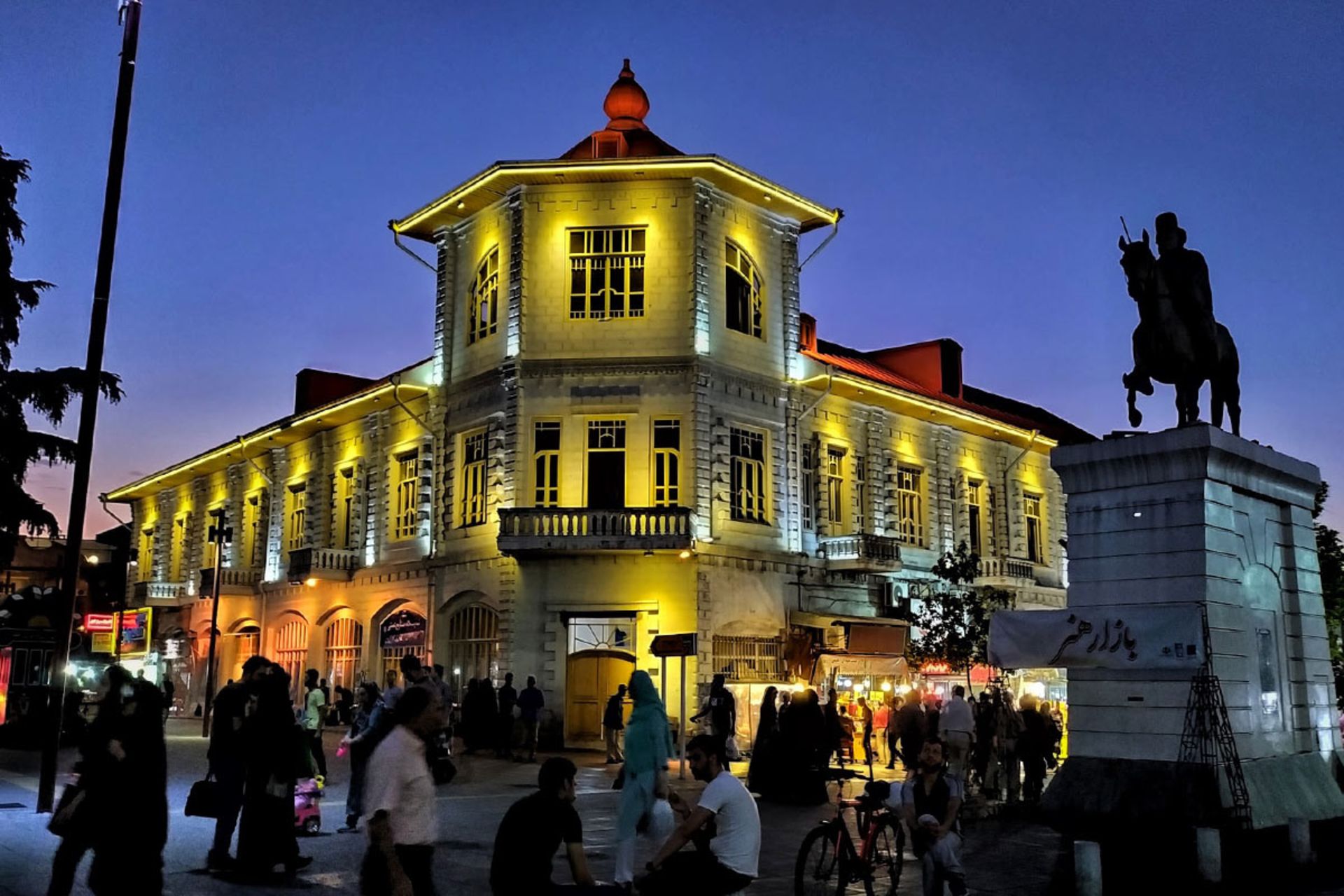 ساختمان شهرداری رشت در شب