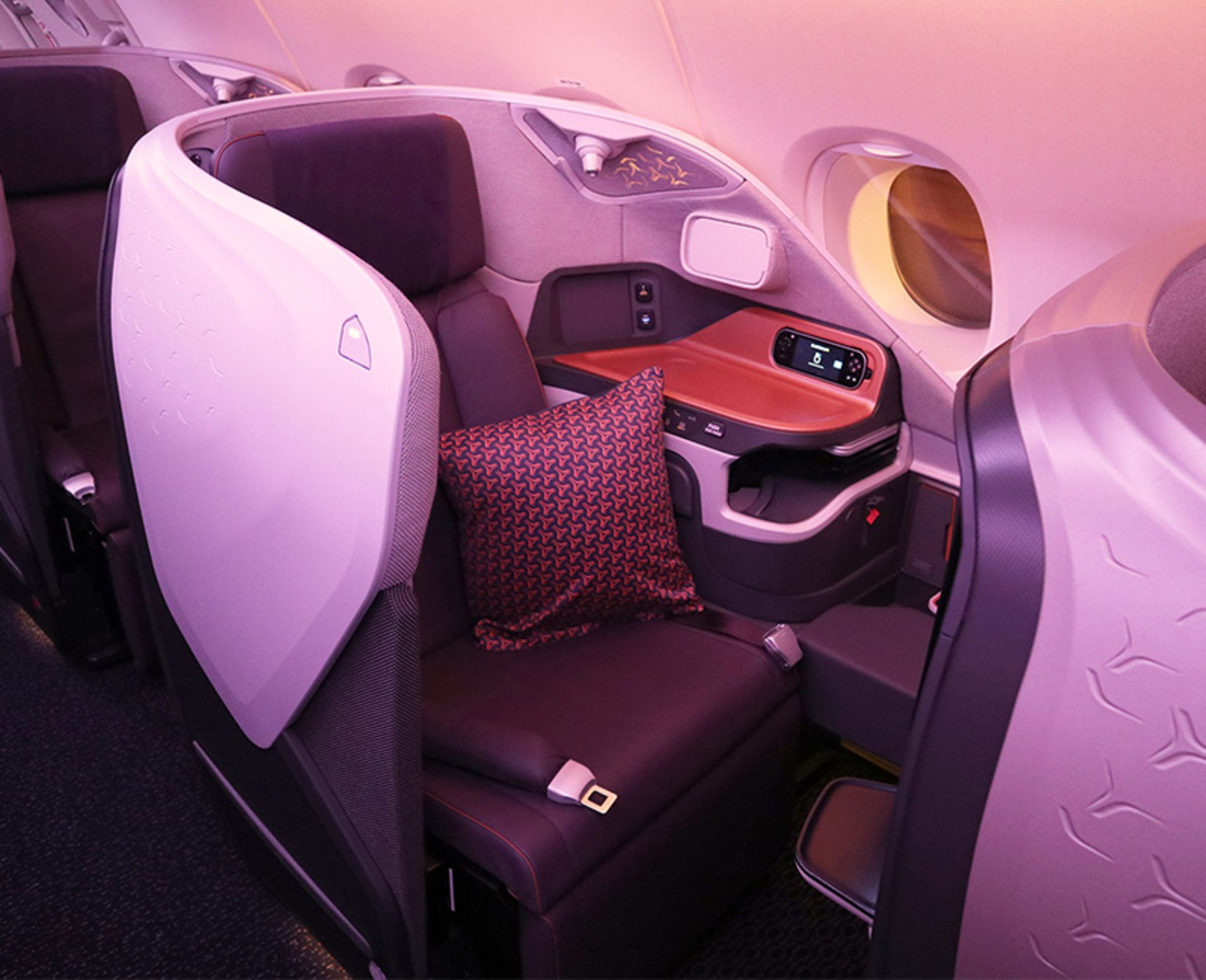 فضای داخل ایرباس A380 با تم بنفش