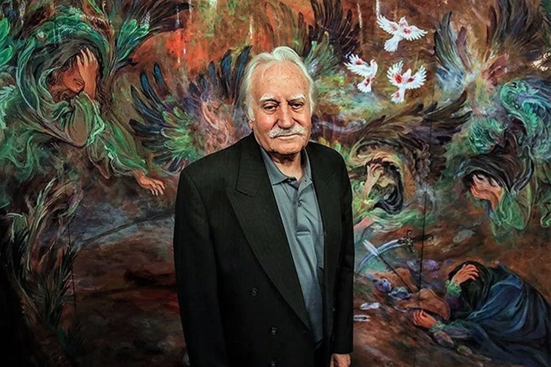 محمود فرشچیان در کنار نقاشی خود