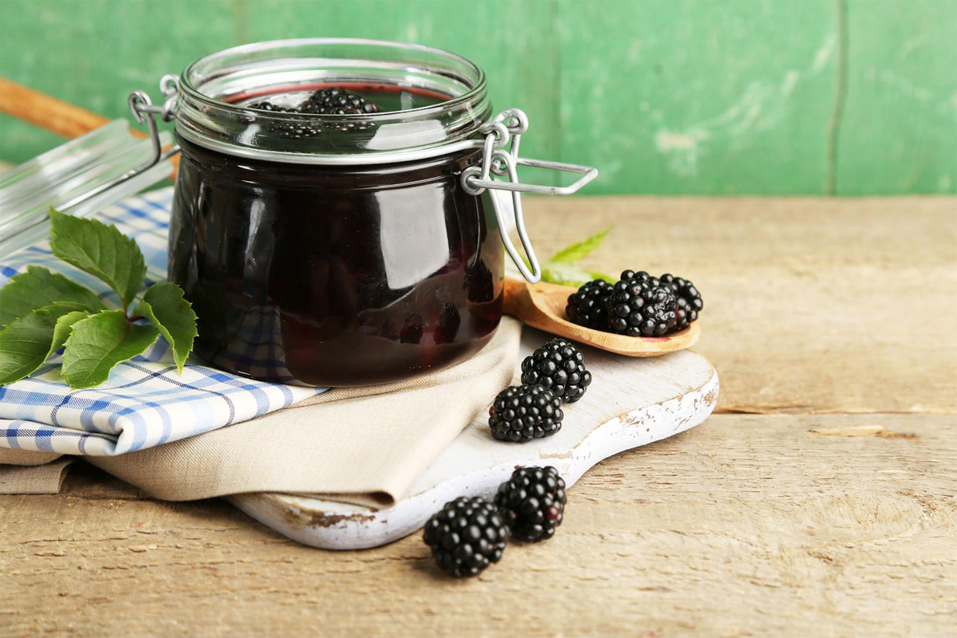 شربت شاتوت با میوه شاتوت و نعناع