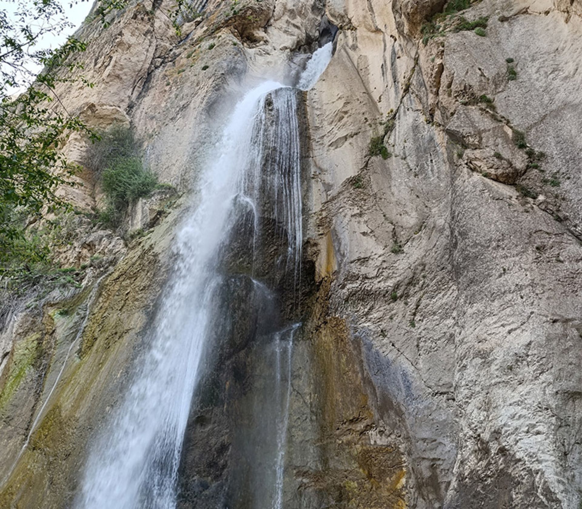 جریان آب آبشار شاهاندشت از بالای صخره