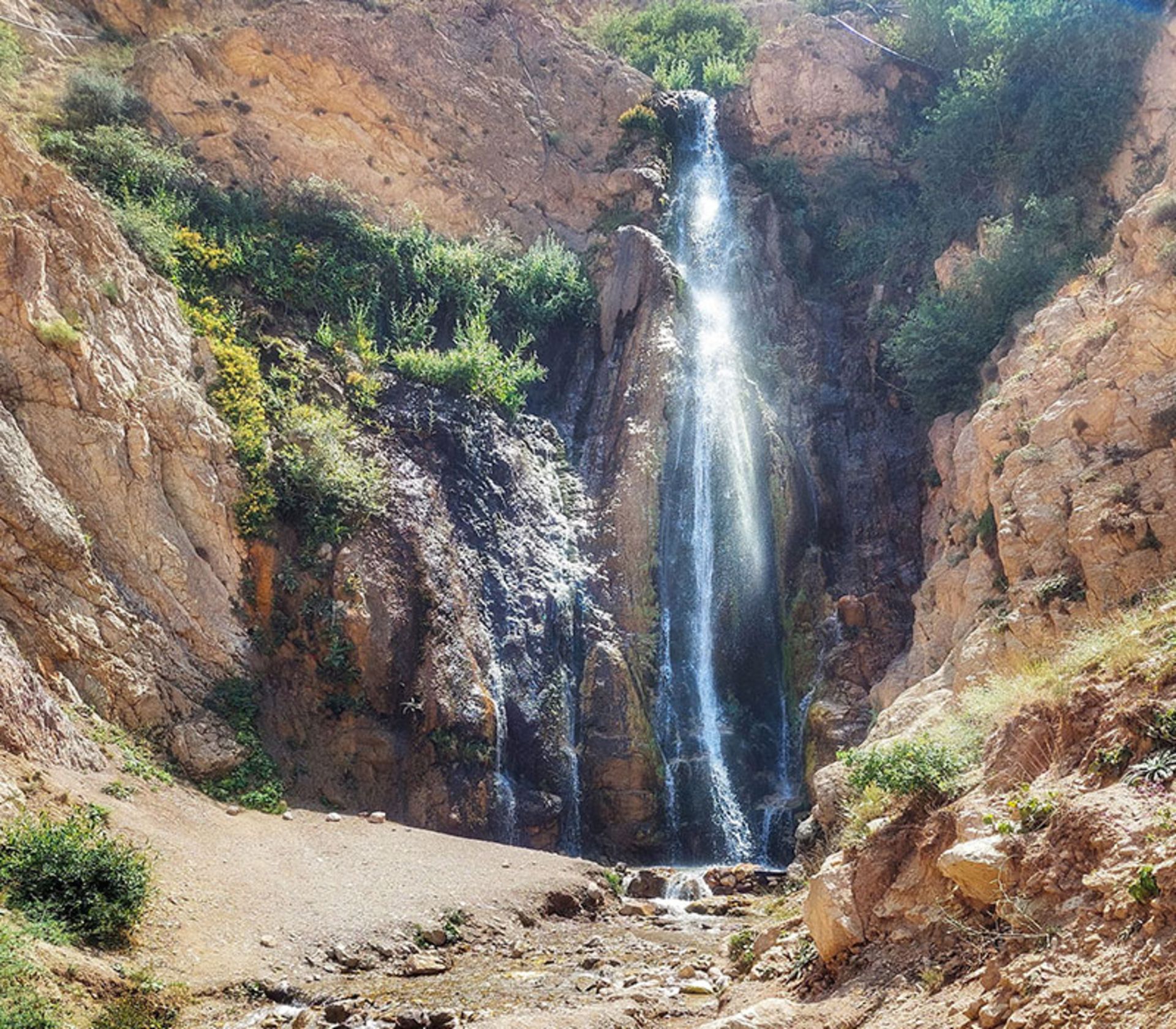 جریان آب آبشار امیری در میان صخره ها