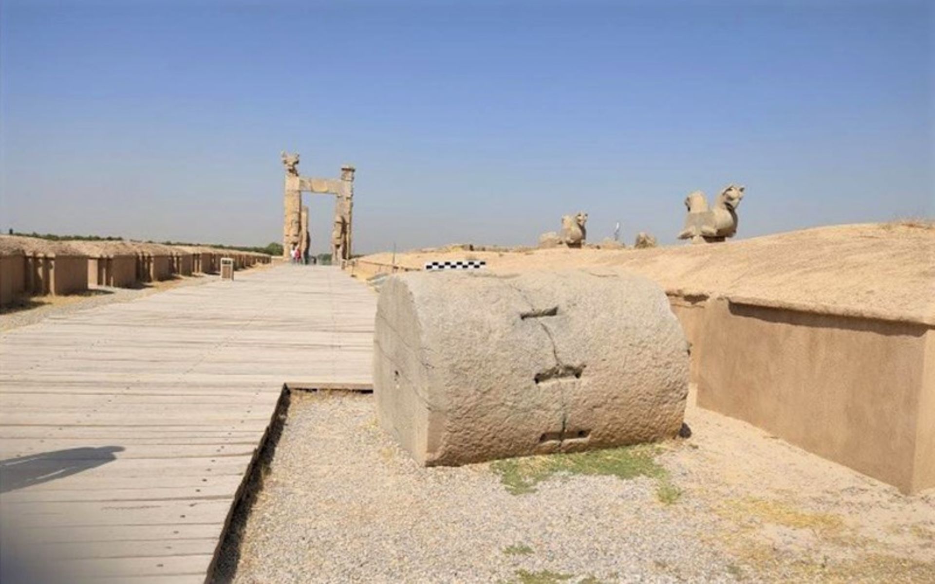 بقایای سازه های تخت جمشید