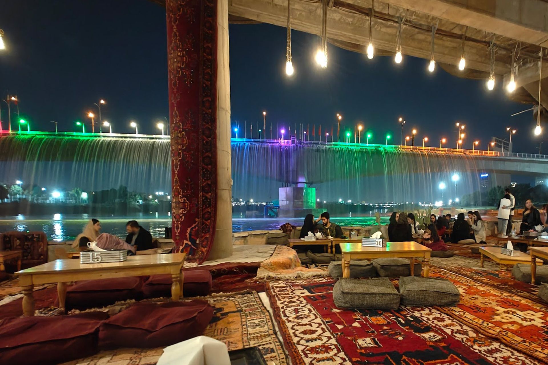 فضای سنتی رستوران ریف اهواز در شب