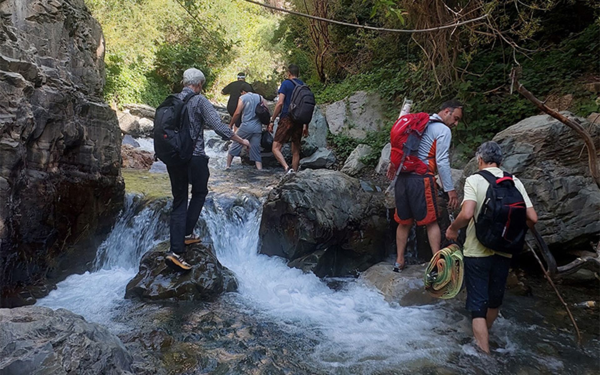 رودخانه نوردی گردشگران در آبشار سیبان دره