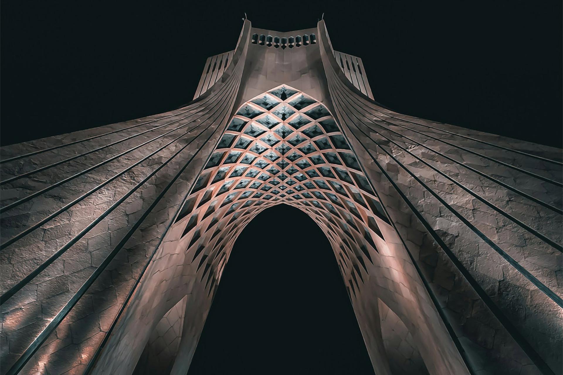 برج آزادی در شب