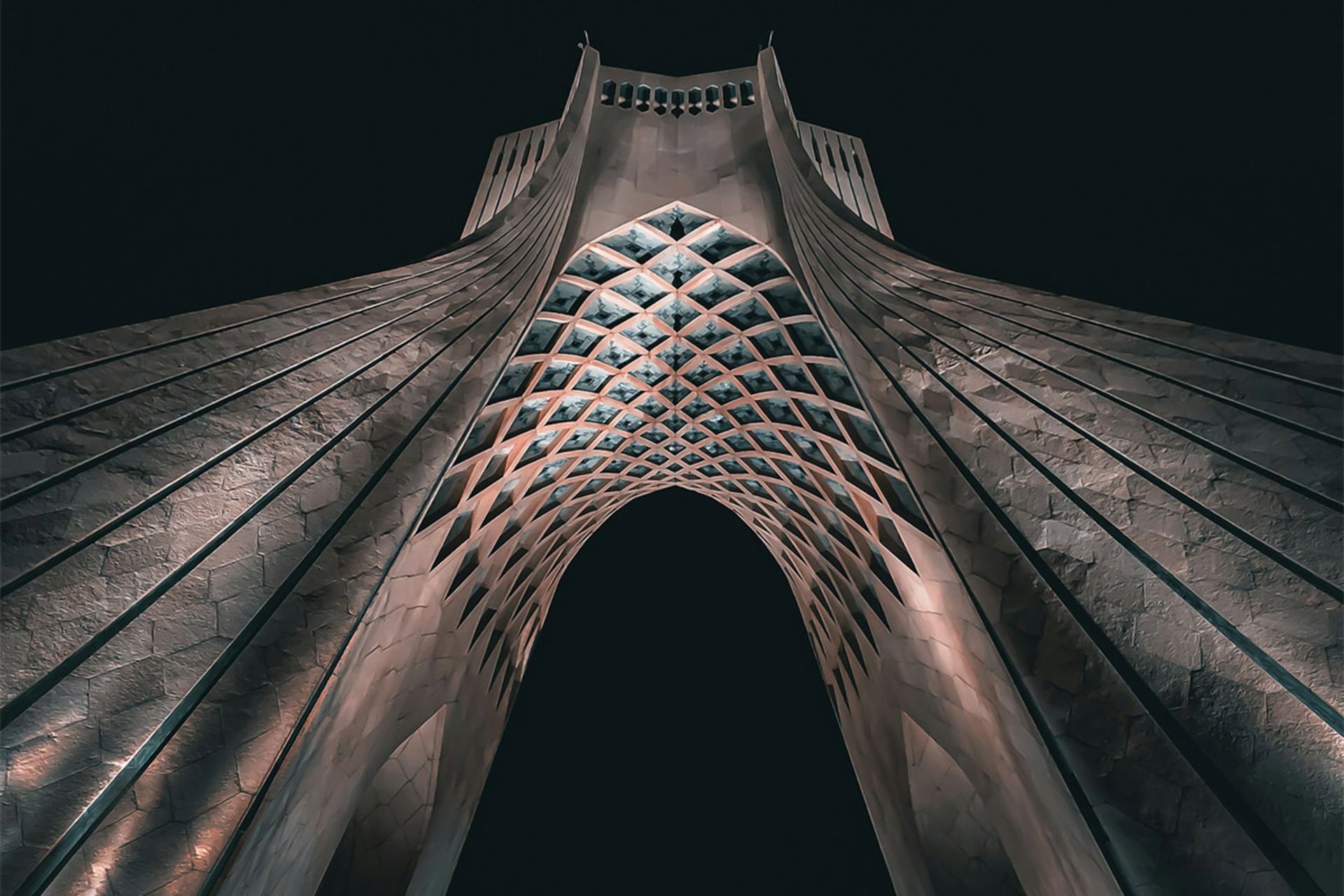 برج آزادی در شب