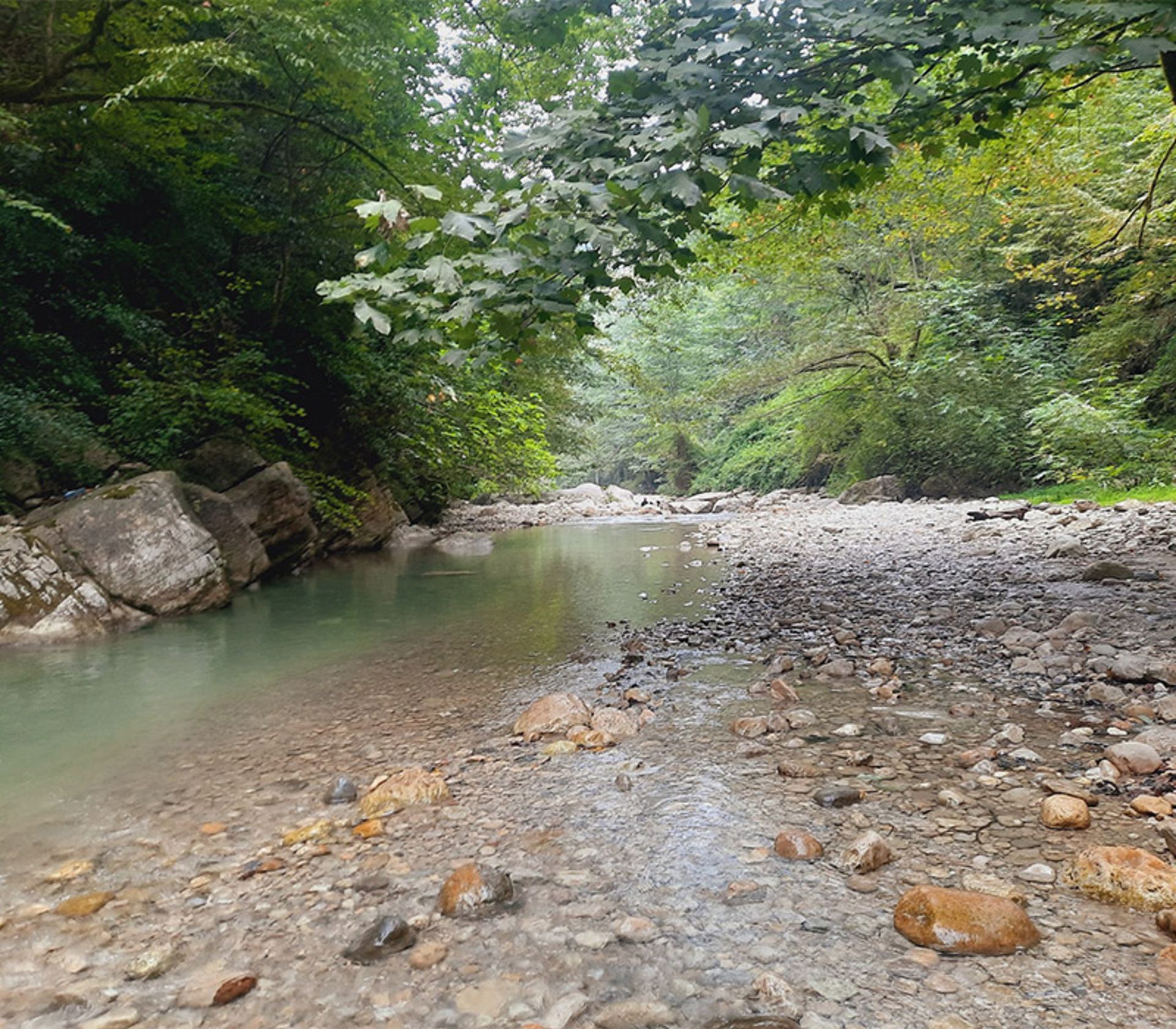 رودخانه در مسیر جنگلی تنگه خیرود