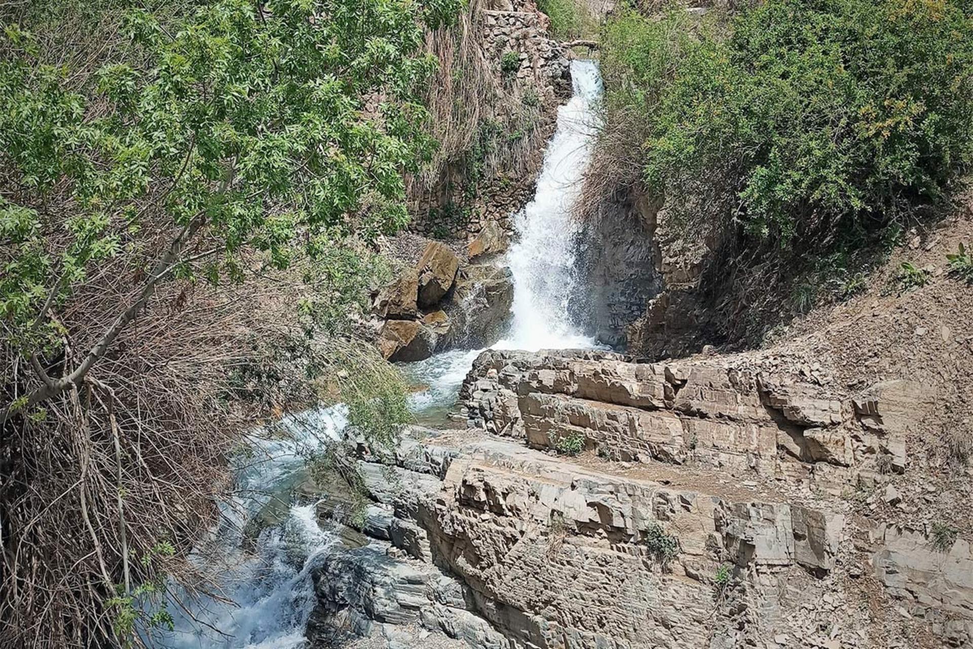 آبشار سیبان دره در میان صخره ها