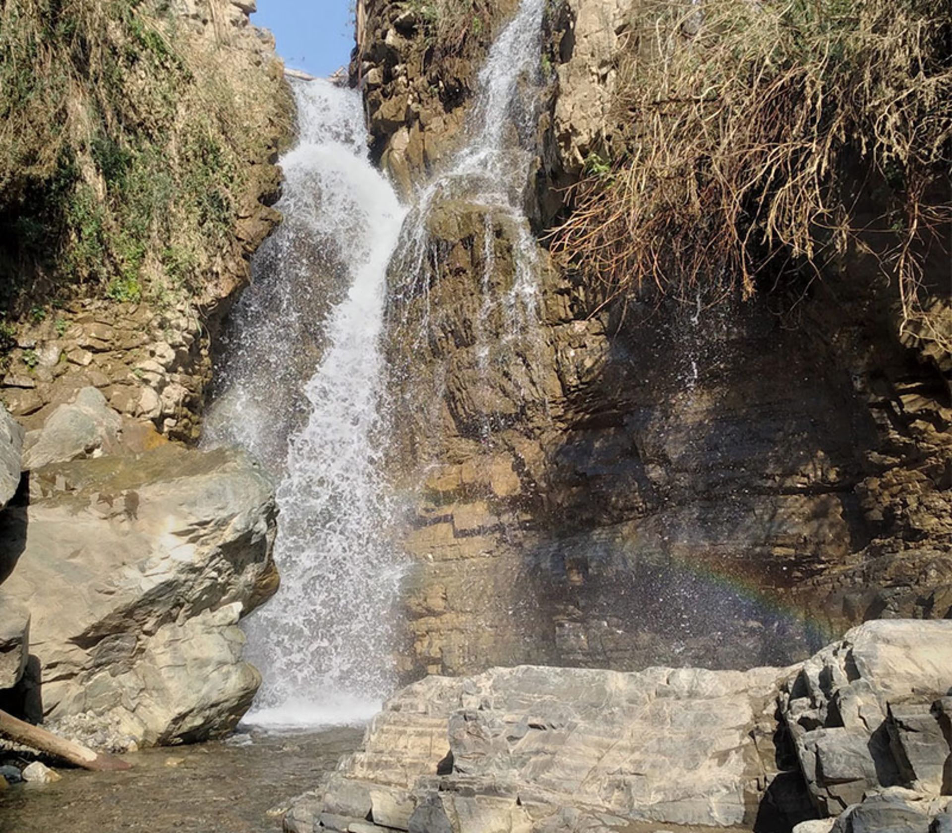 جریان آب در میان صخره های آبشار سیبان دره