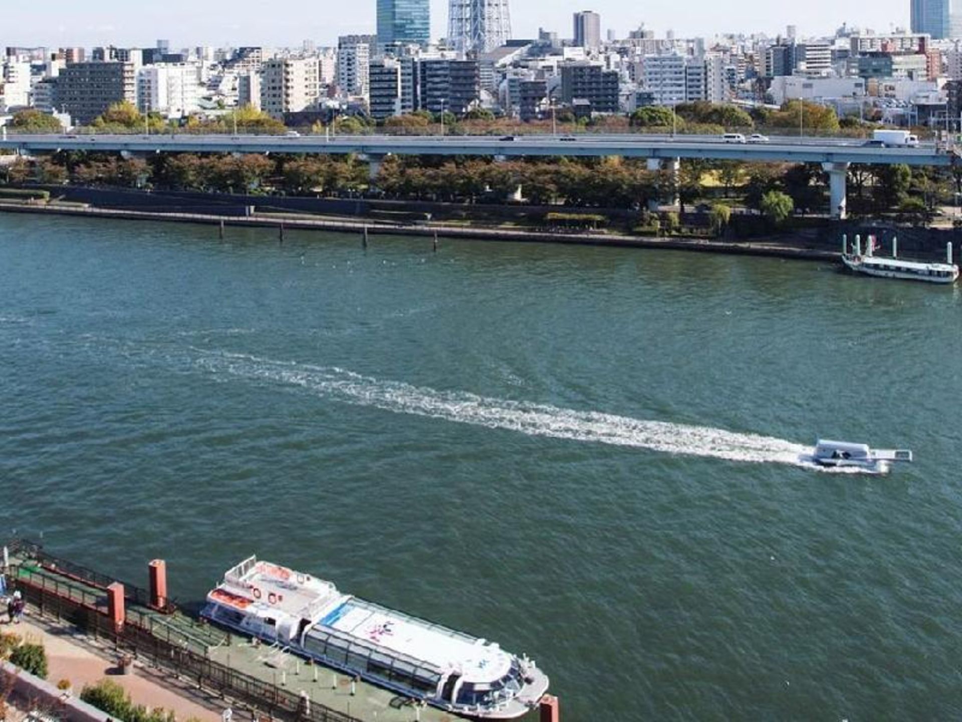 قایق زیپی در حال حرکت روی آب و ایجاد موج