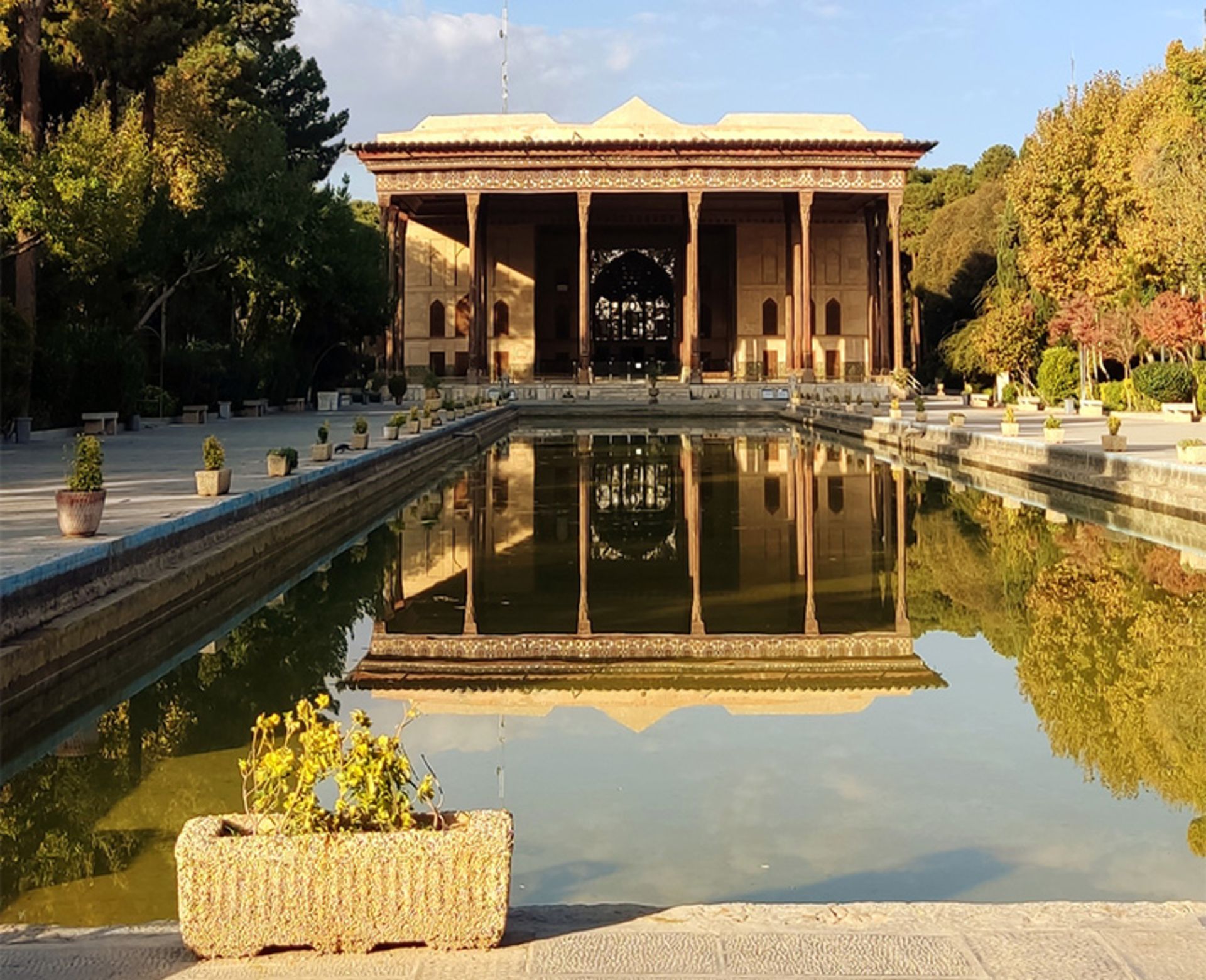 حیاط حوض دار کاخ چهلستون اصفهان
