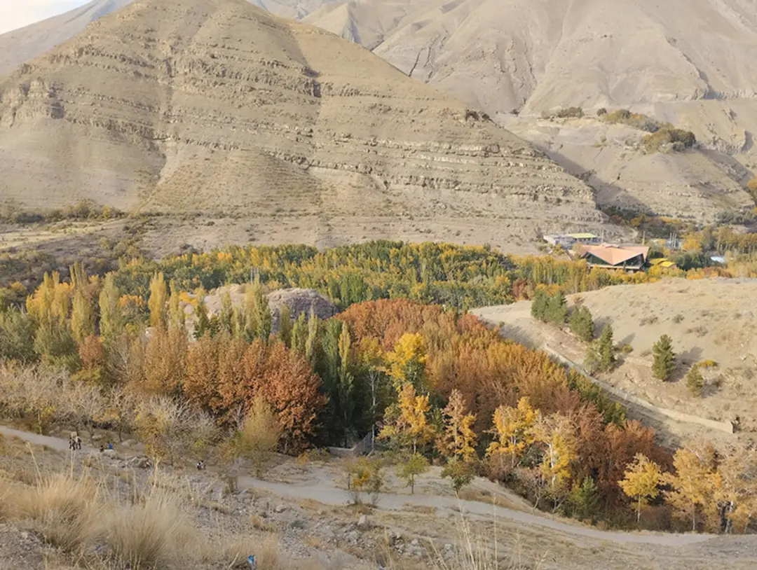 مسیر خاکی دسترسی به آبشار هفت چشمه