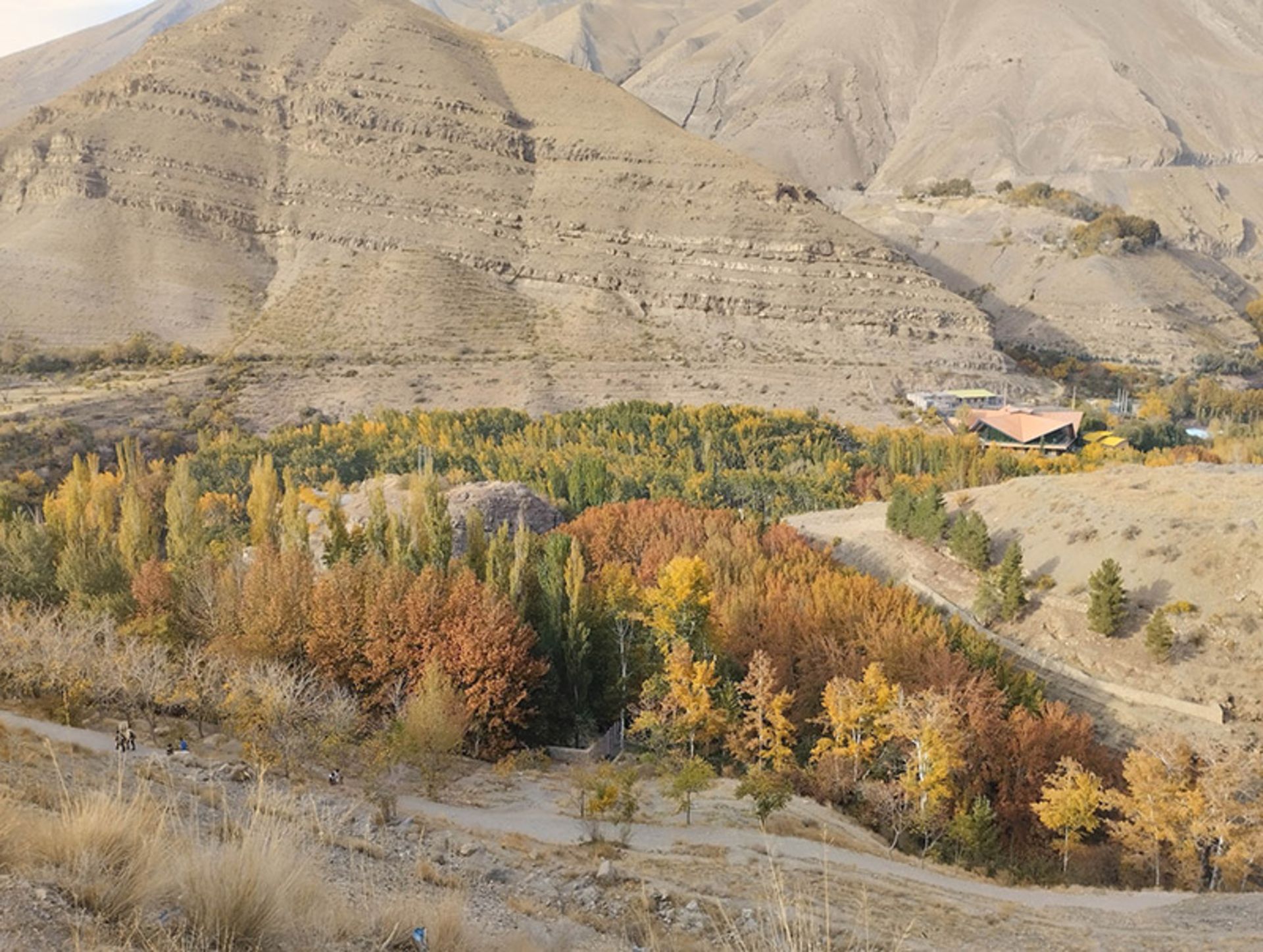 مسیر خاکی دسترسی به آبشار هفت چشمه