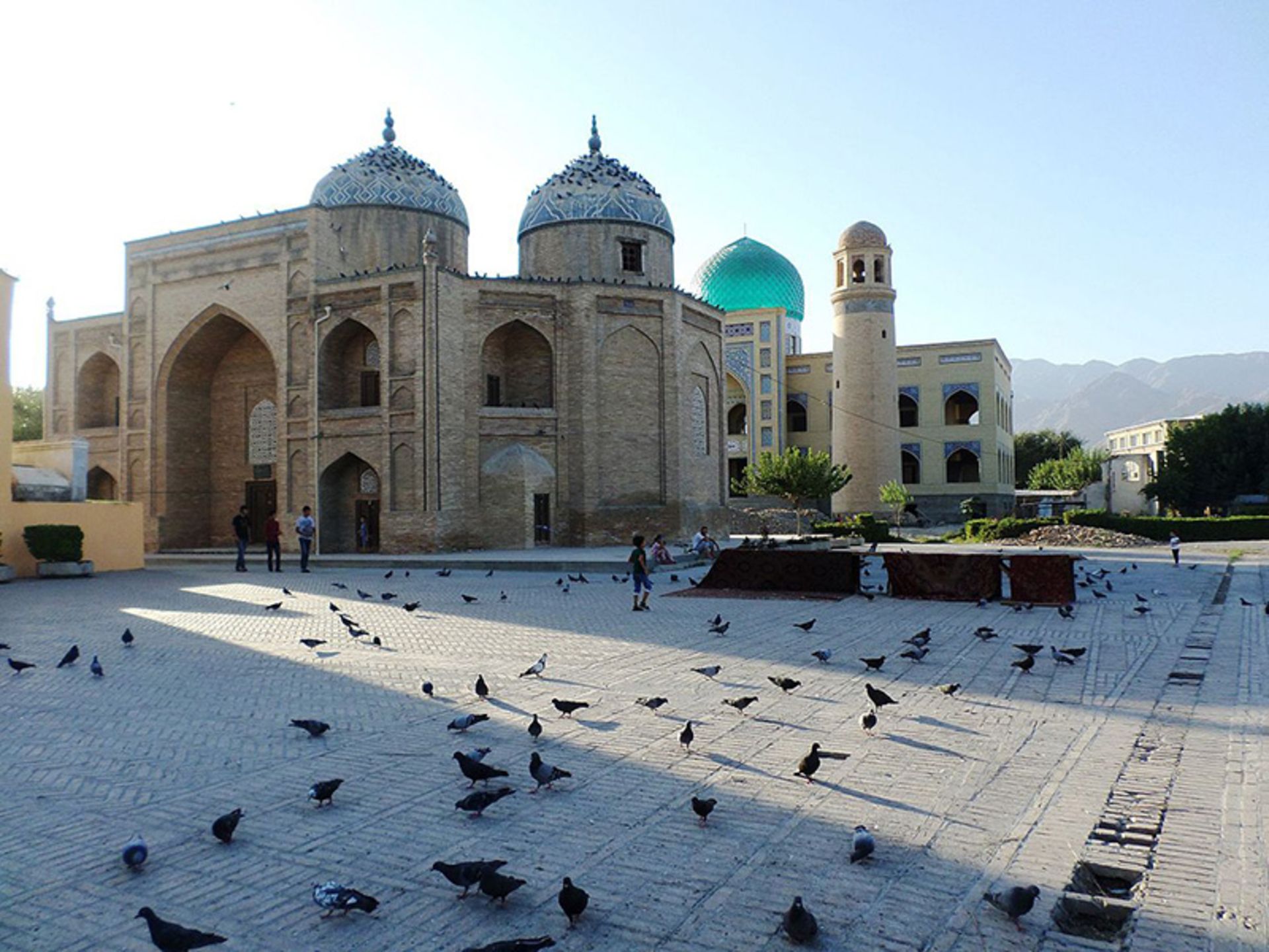 کبوترها در صحن مسجد جامع خجند