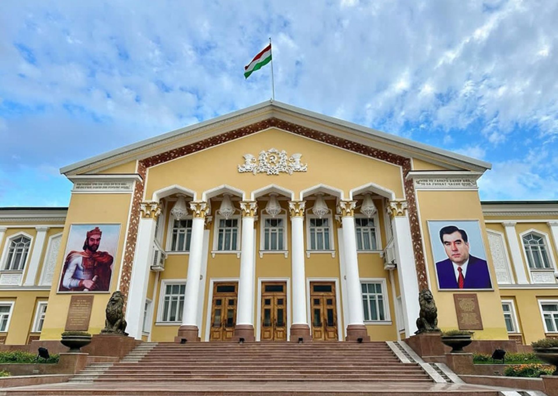 ورودی کاخ فرهنگی ارباب تاجیکستان