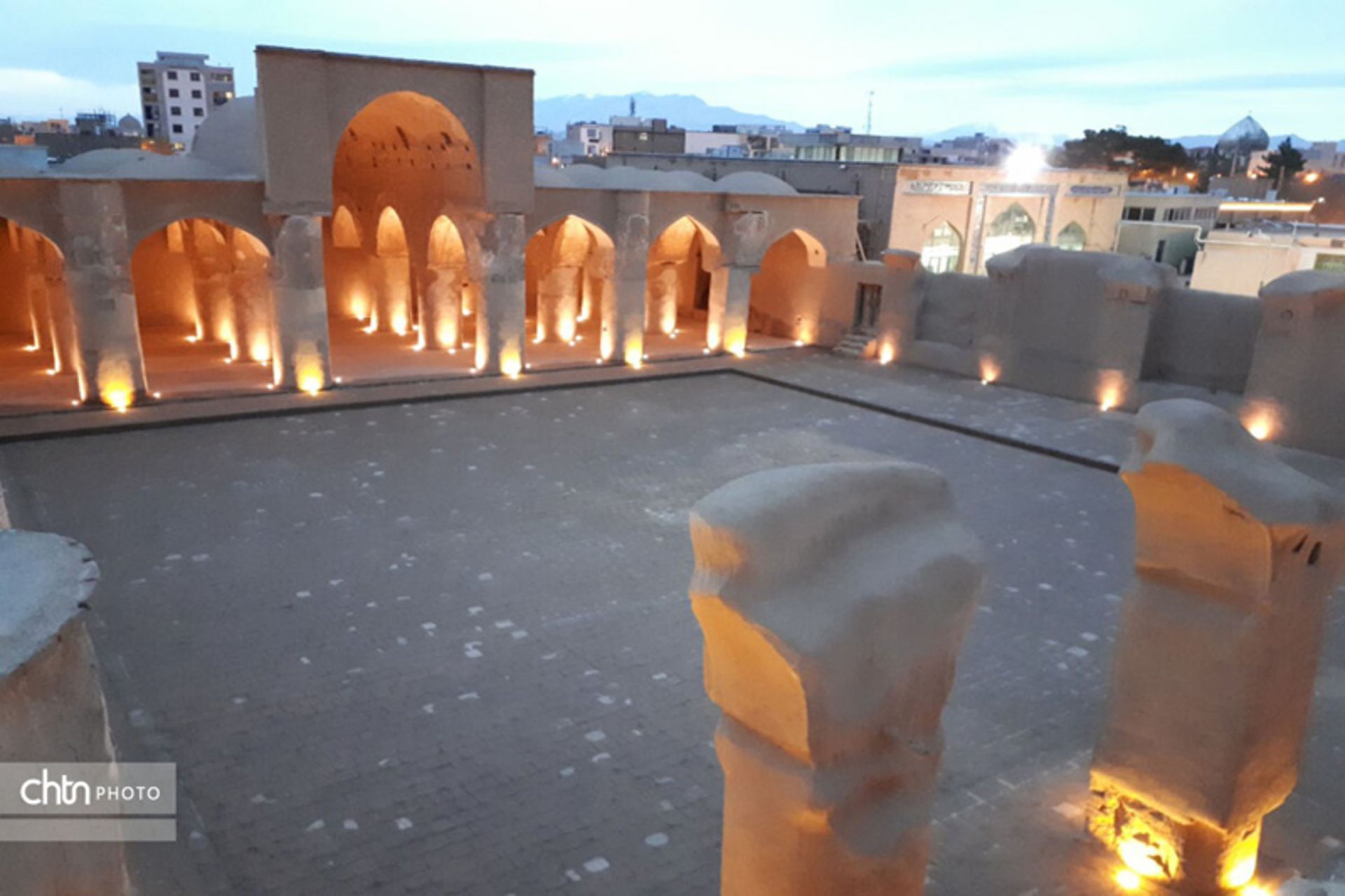 مسجد تاریخانه دامغان در نمای شب