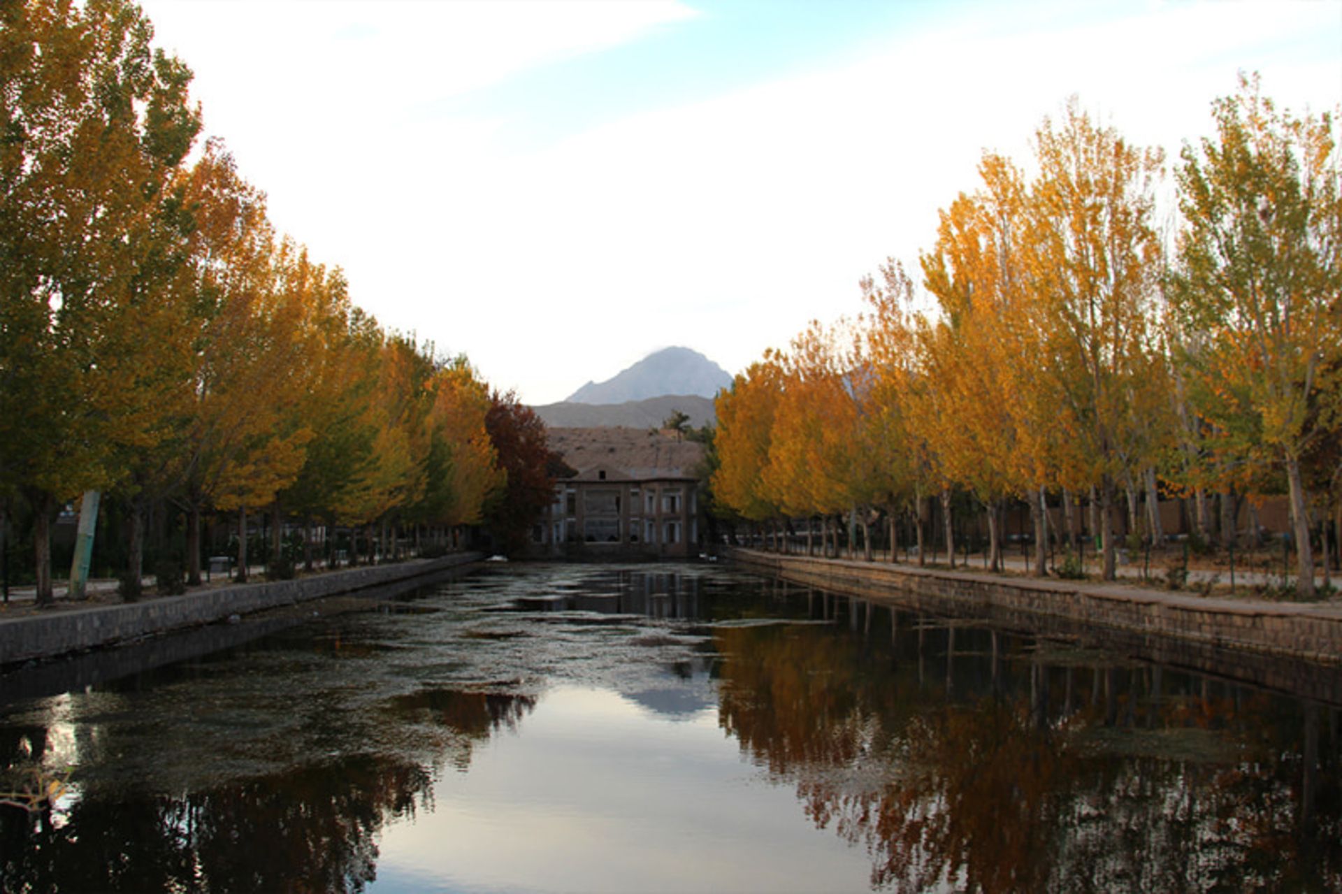 چشمه علی در پاییز