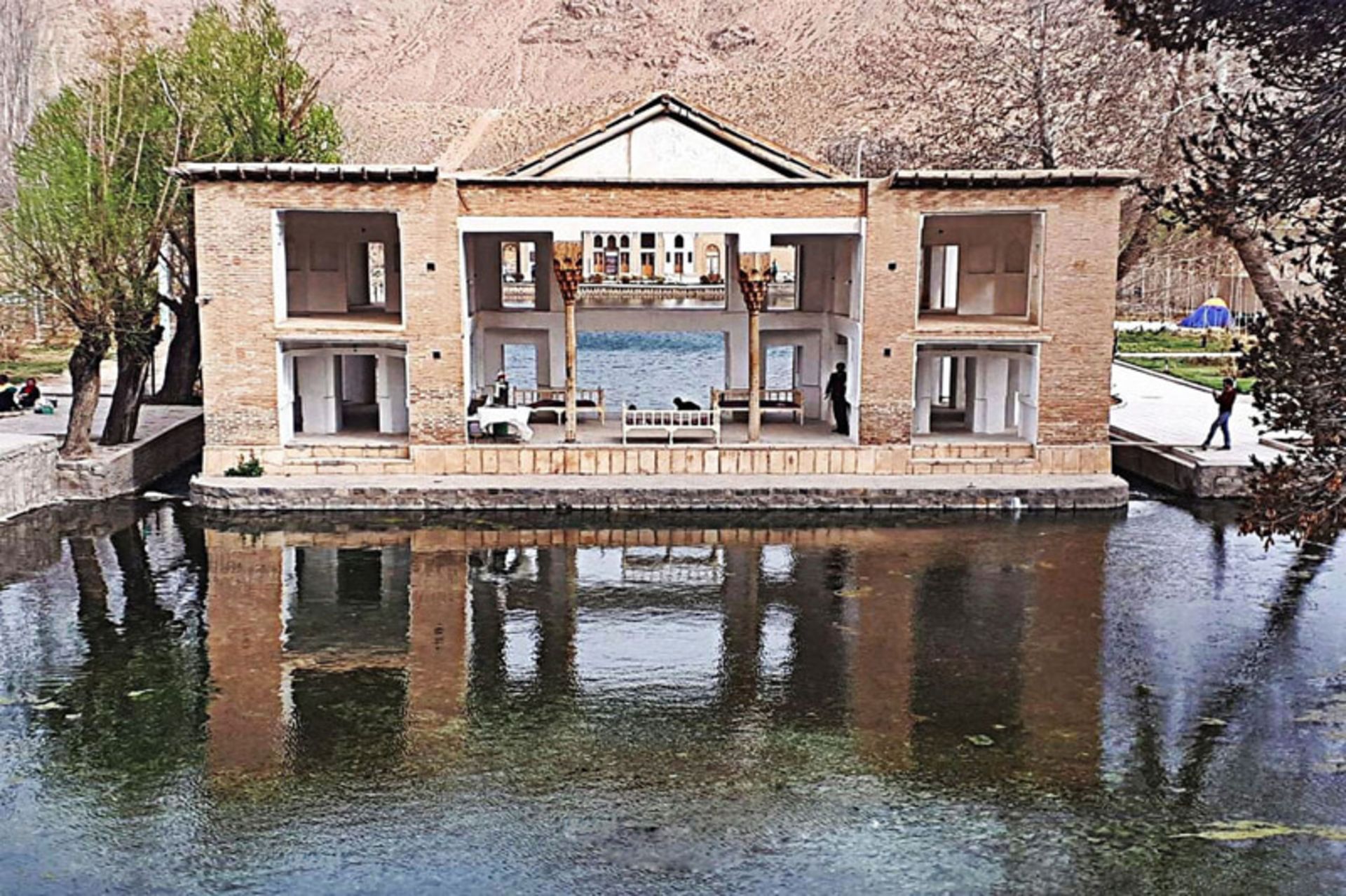 عمارت چشمه علی دامغان از نمای نزدیک