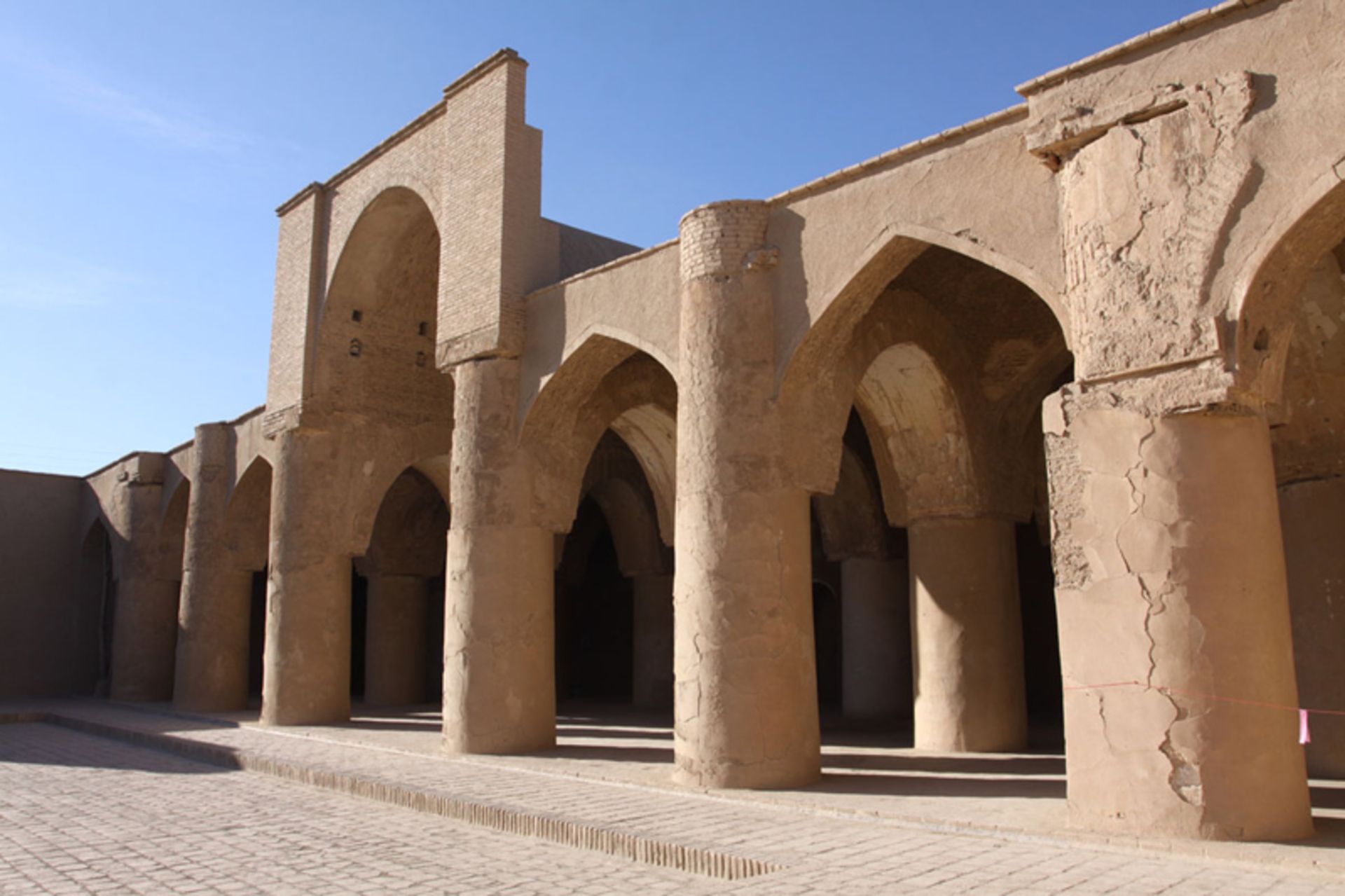 ستون های مسجد تاریخانه دامغان