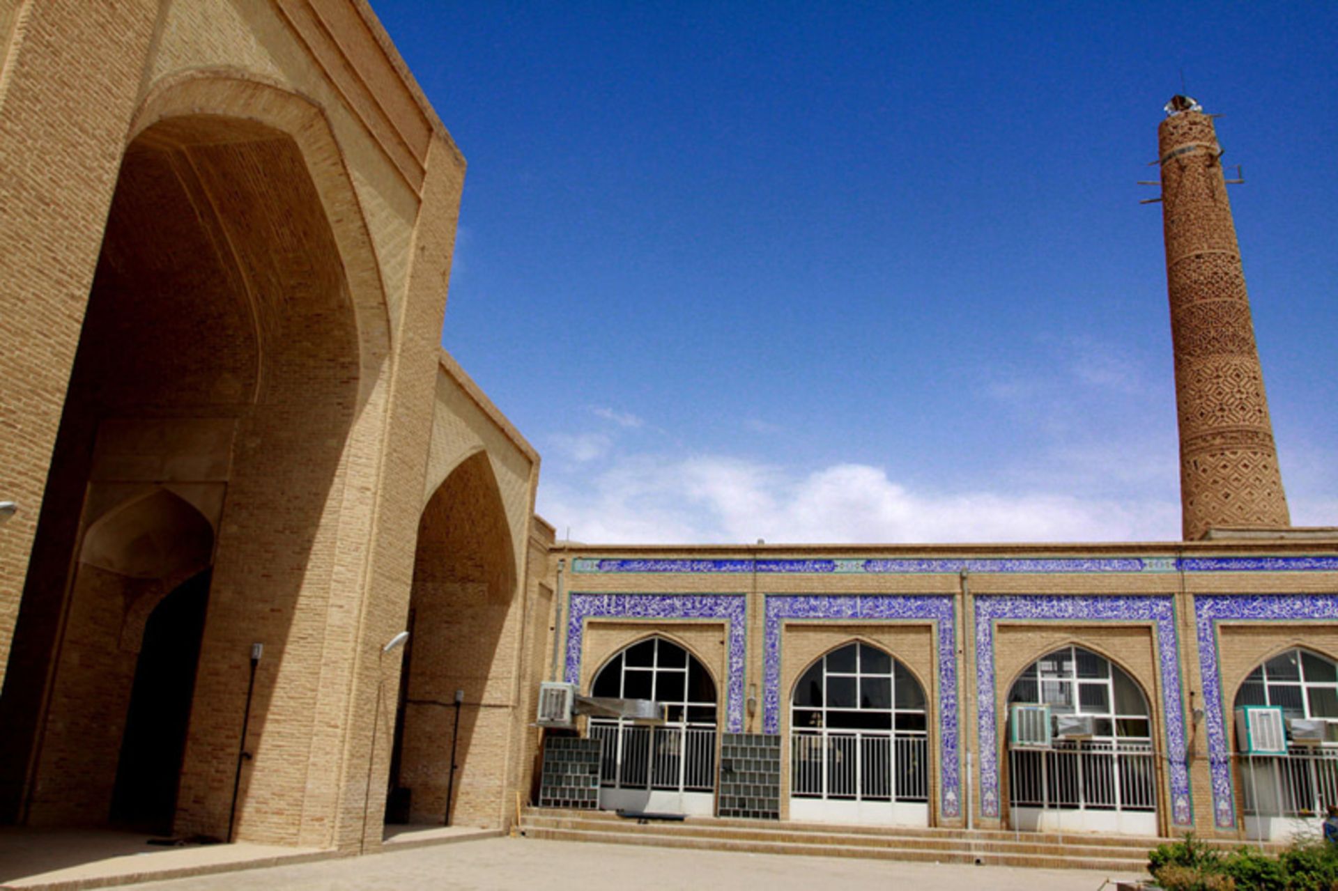 حیاط مسجد جامع دامغان