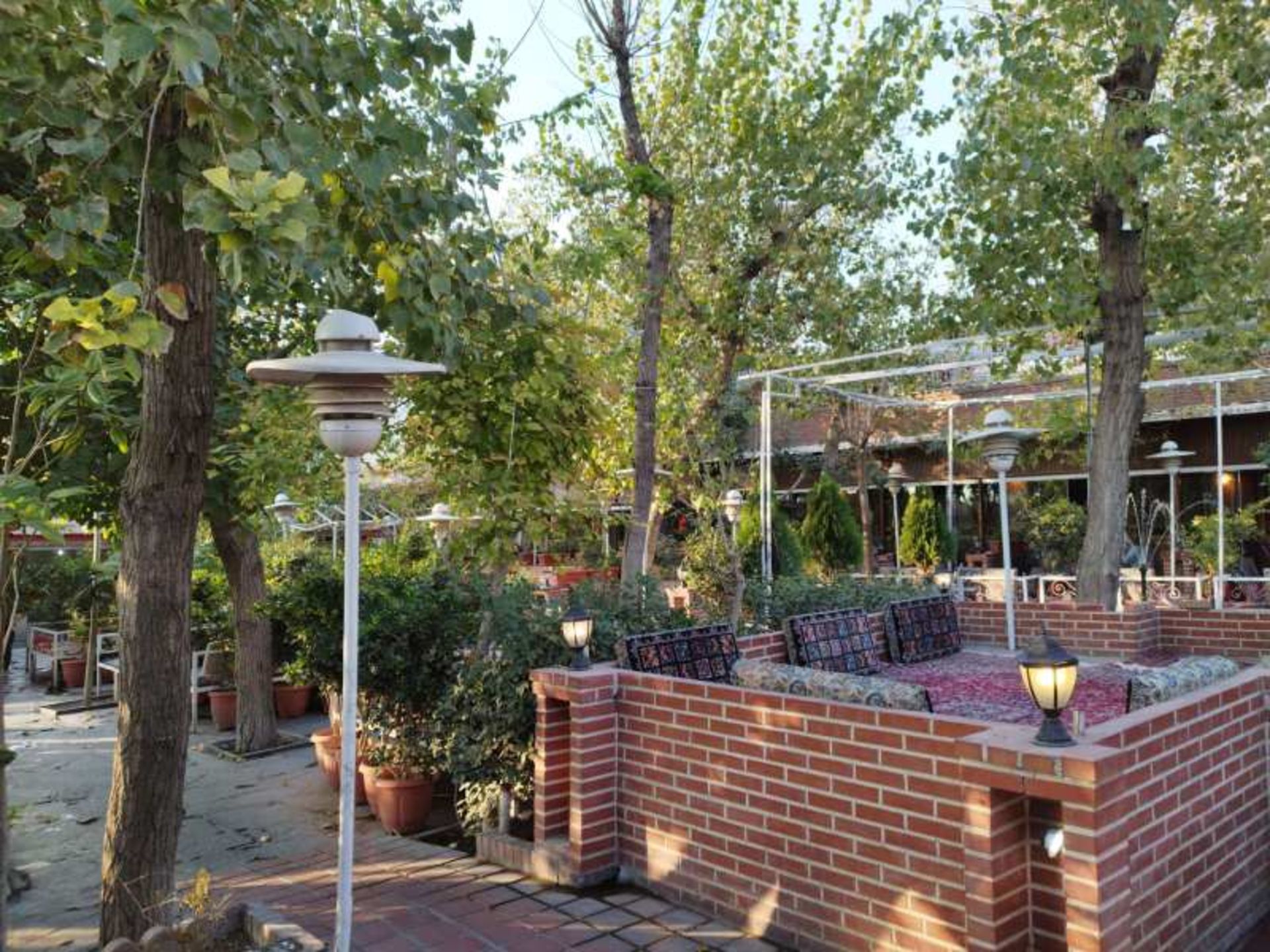 فضای باز رستوران دهکده فرحزاد