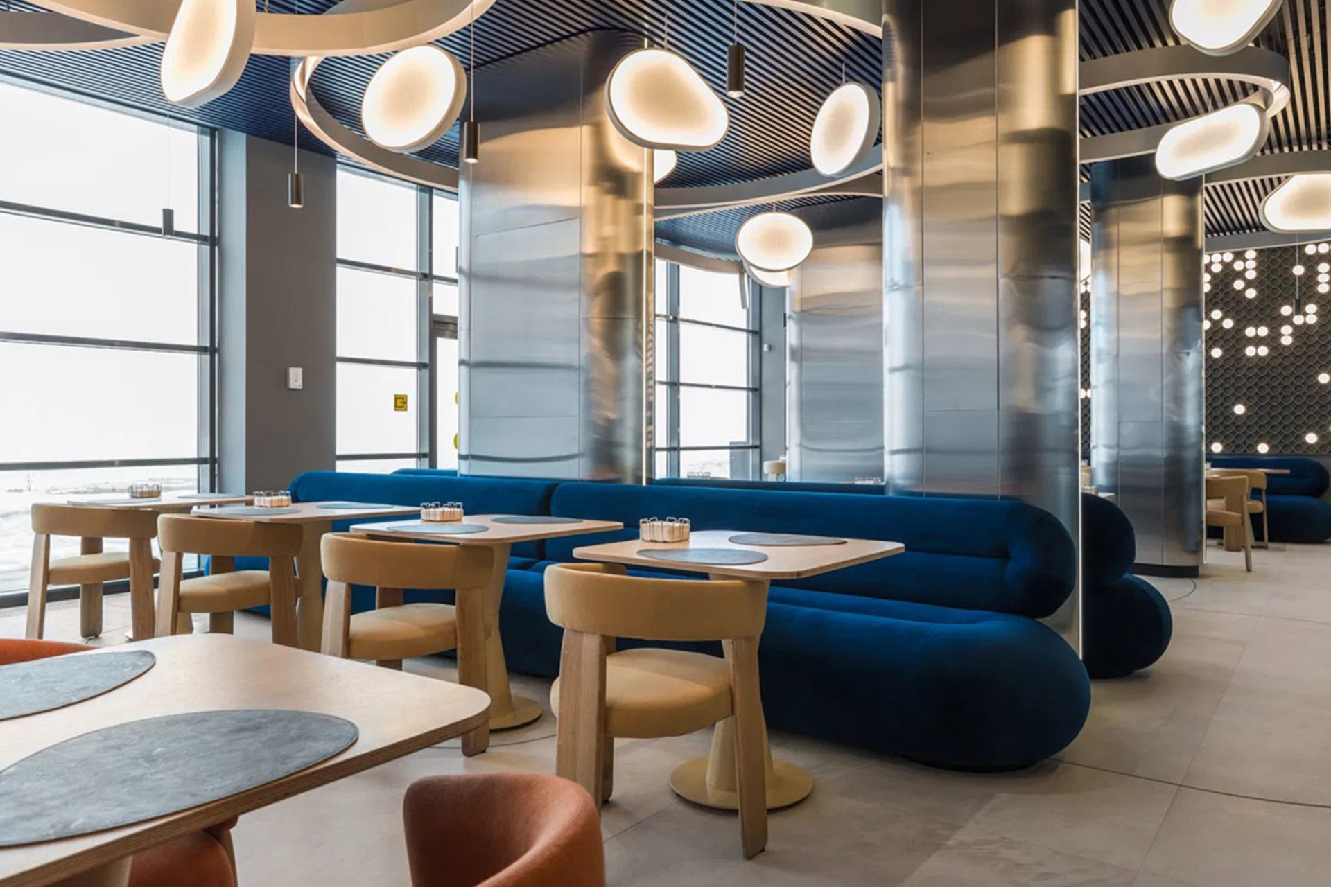 فضای رستوران مدرن هتل الهه فناوری روسیه