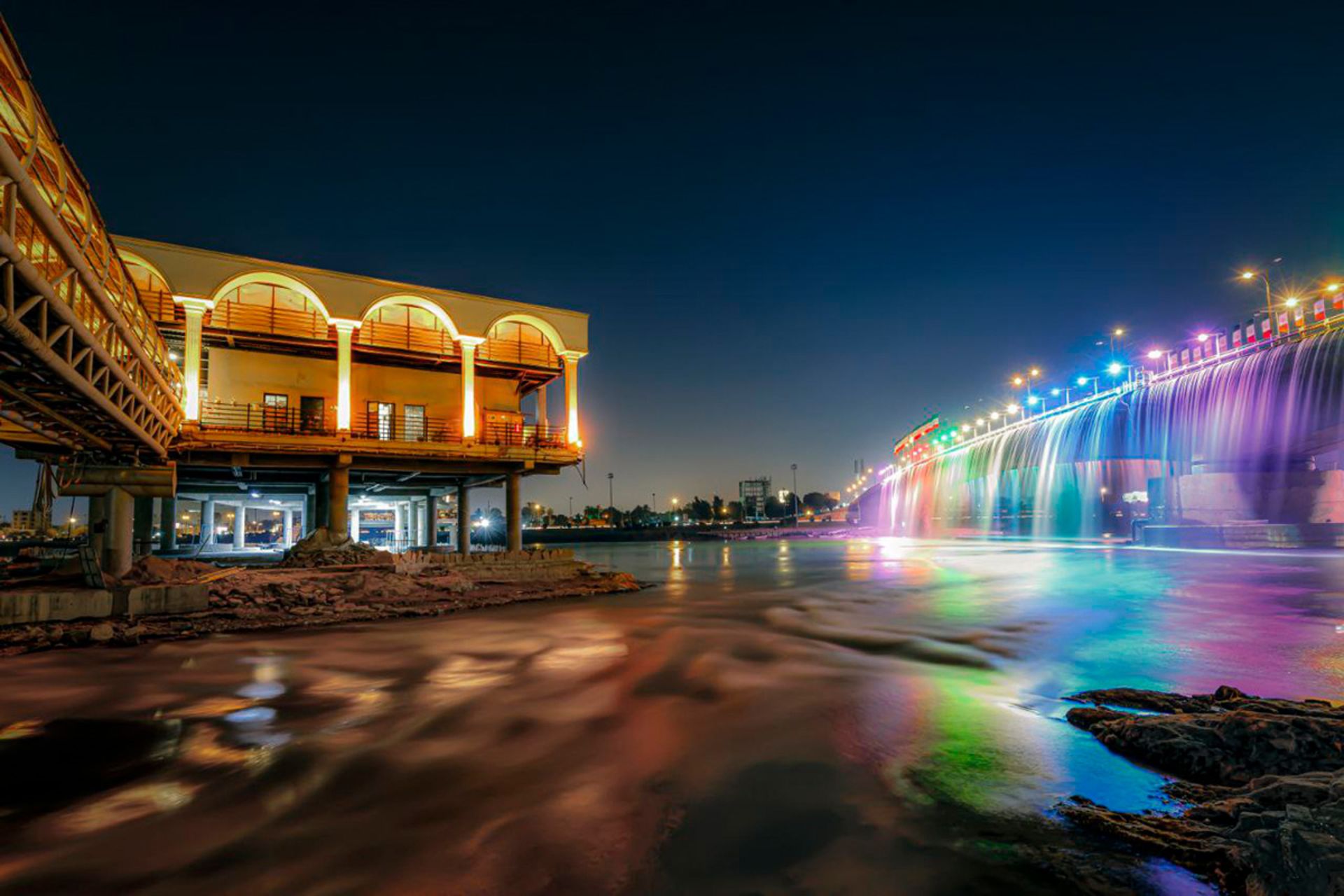 آبشار رنگین کمانی پل هفتم اهواز در شب
