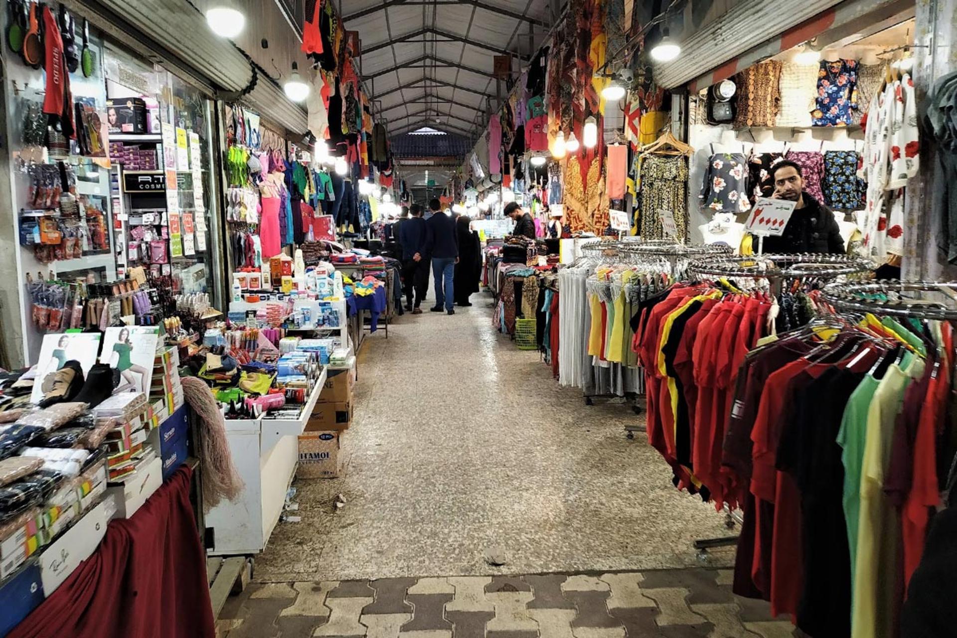 مغازه‌ های پوشاک در بازار ساحلی آستارا