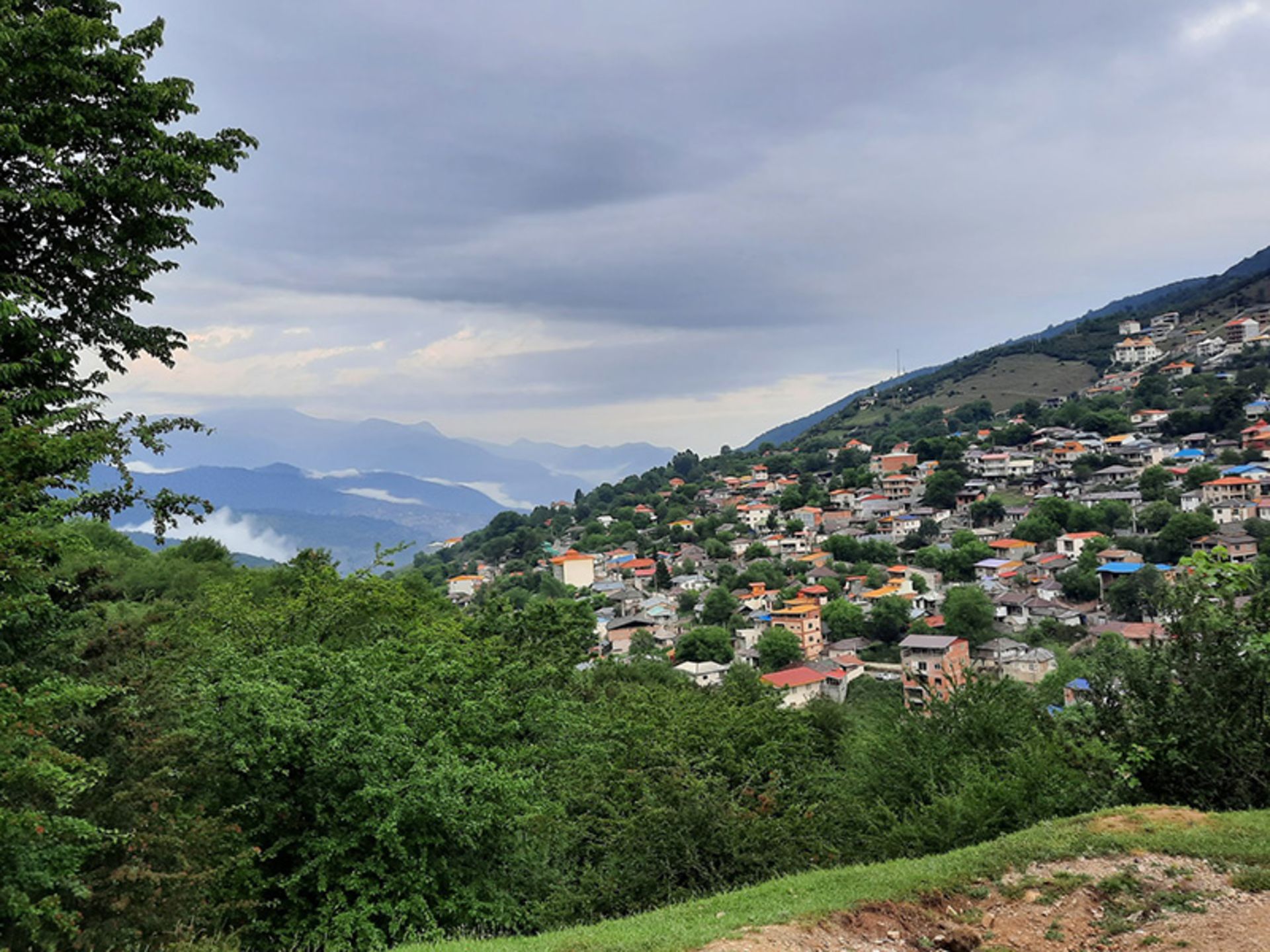 چشم انداز تماشایی از خانه های روستای فیلبند