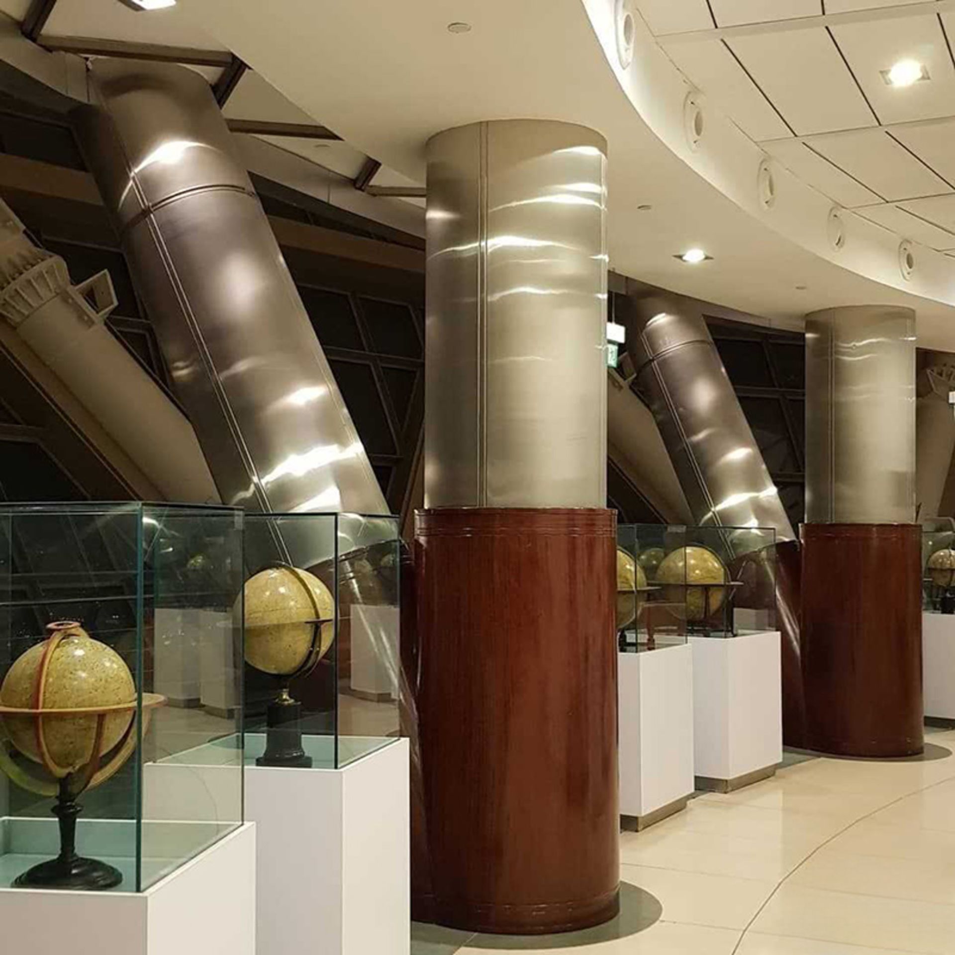 موزه هدایا و دست‌ نوشته‌ های شهرداری تهران در برج میلاد