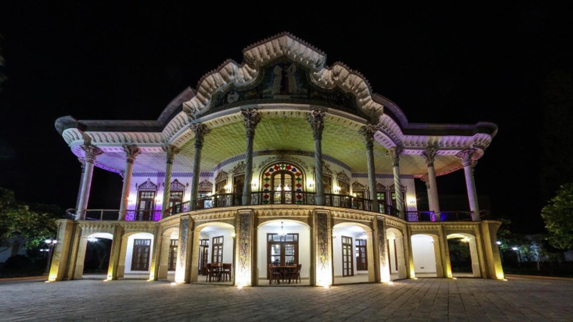 نورپردازی عمارت شاپوری شیراز در شب