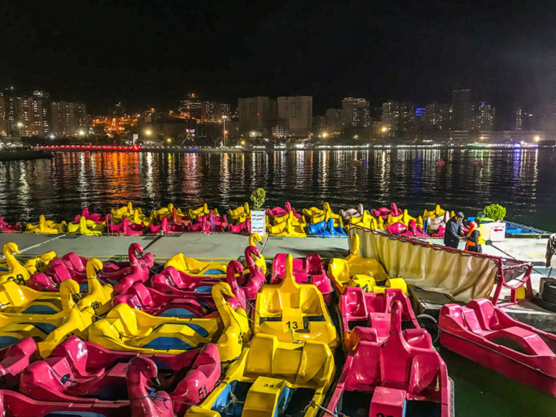 ایستگاه قایق های پدالی دریاچه چیتگر در شب