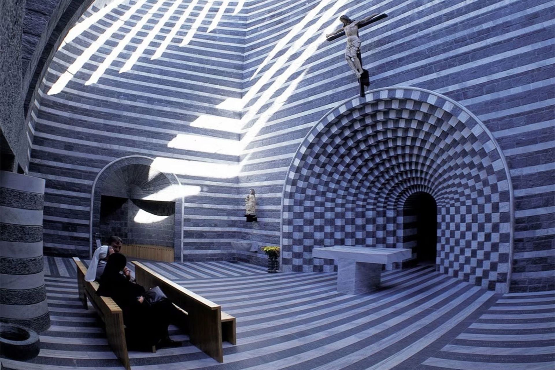 فضای داخلی کلیسای موگنو سوئیس