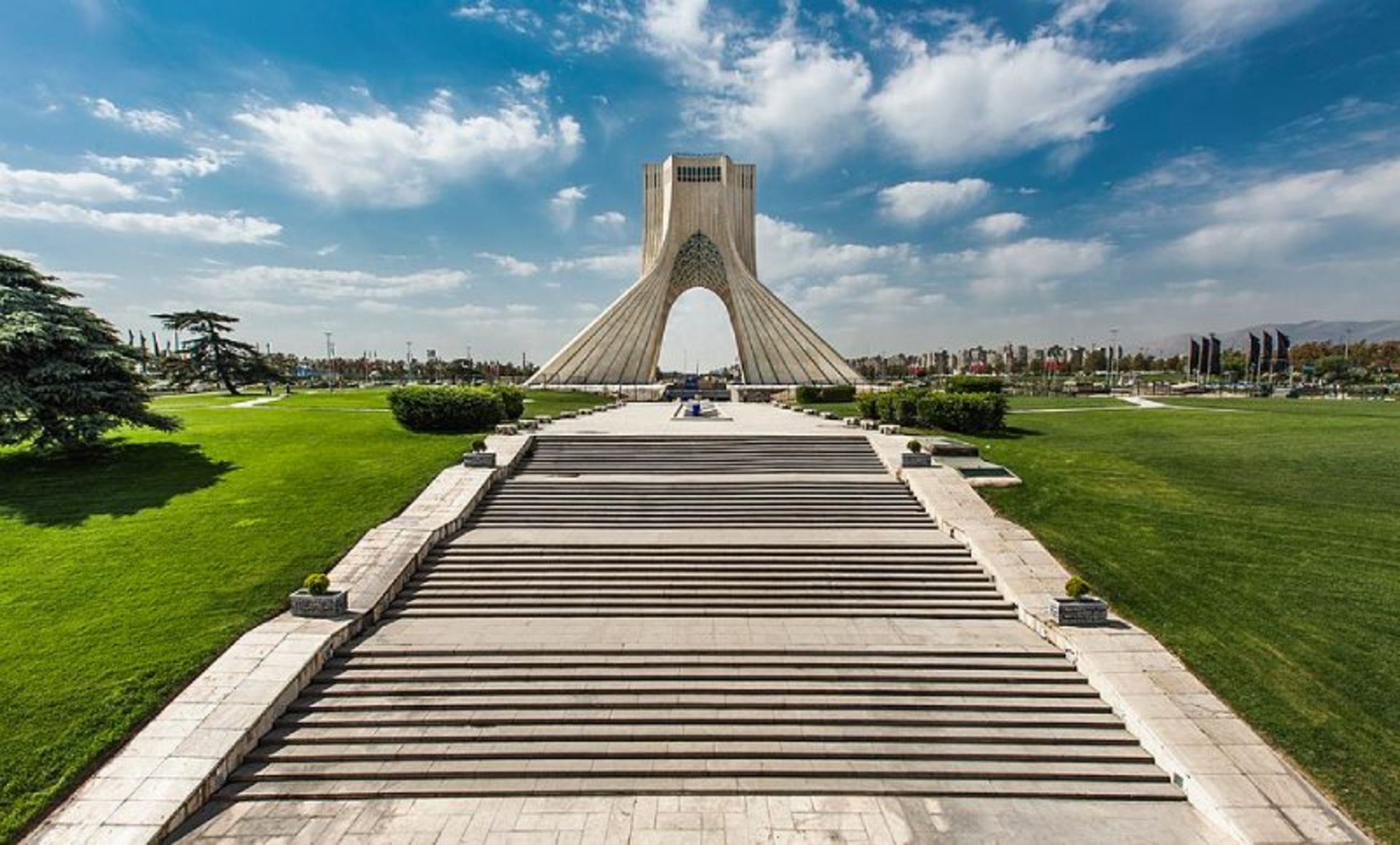 فضای سبز میدان آزادی تهران