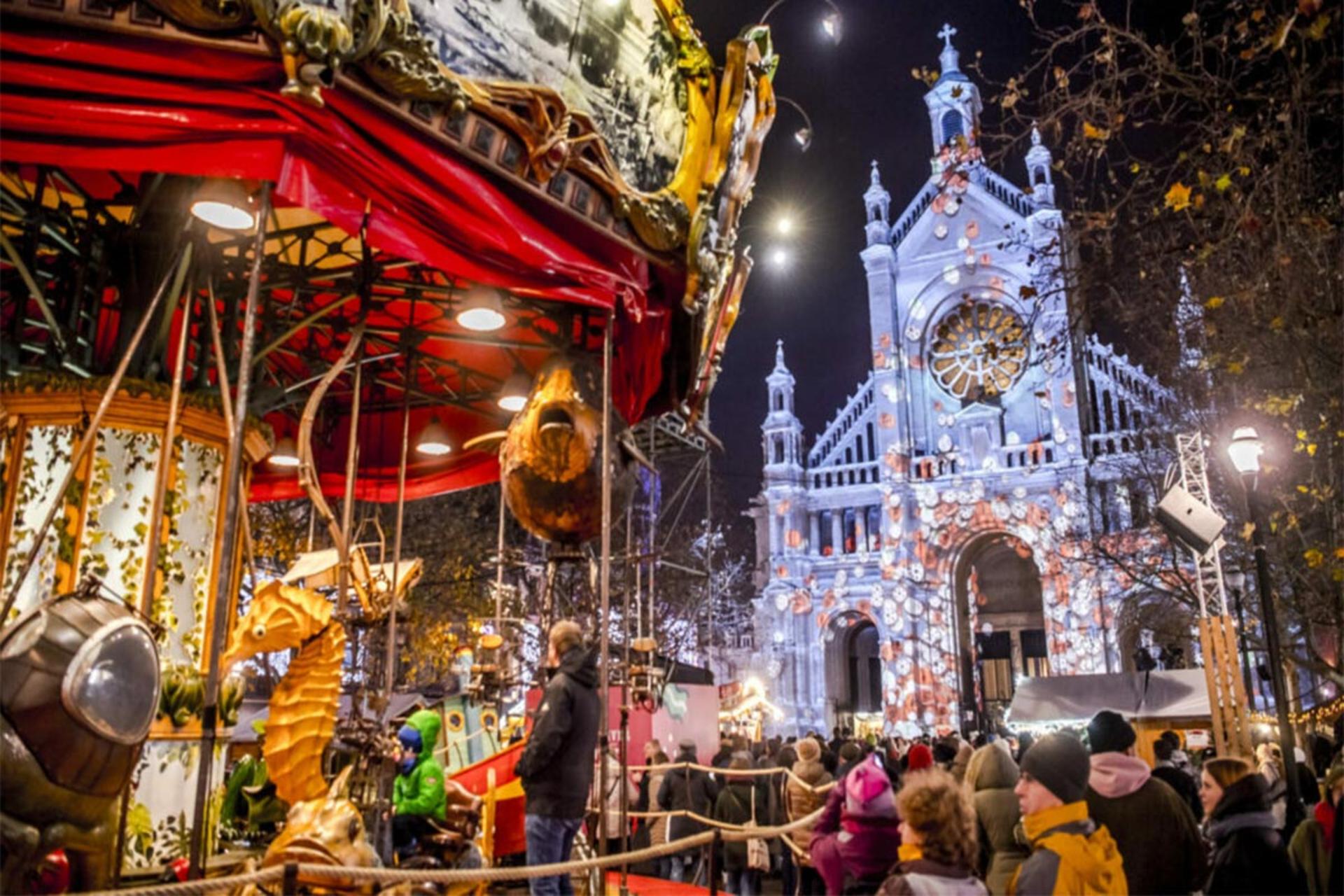 گردشگران در بازار کریسمس بروکسل در شب