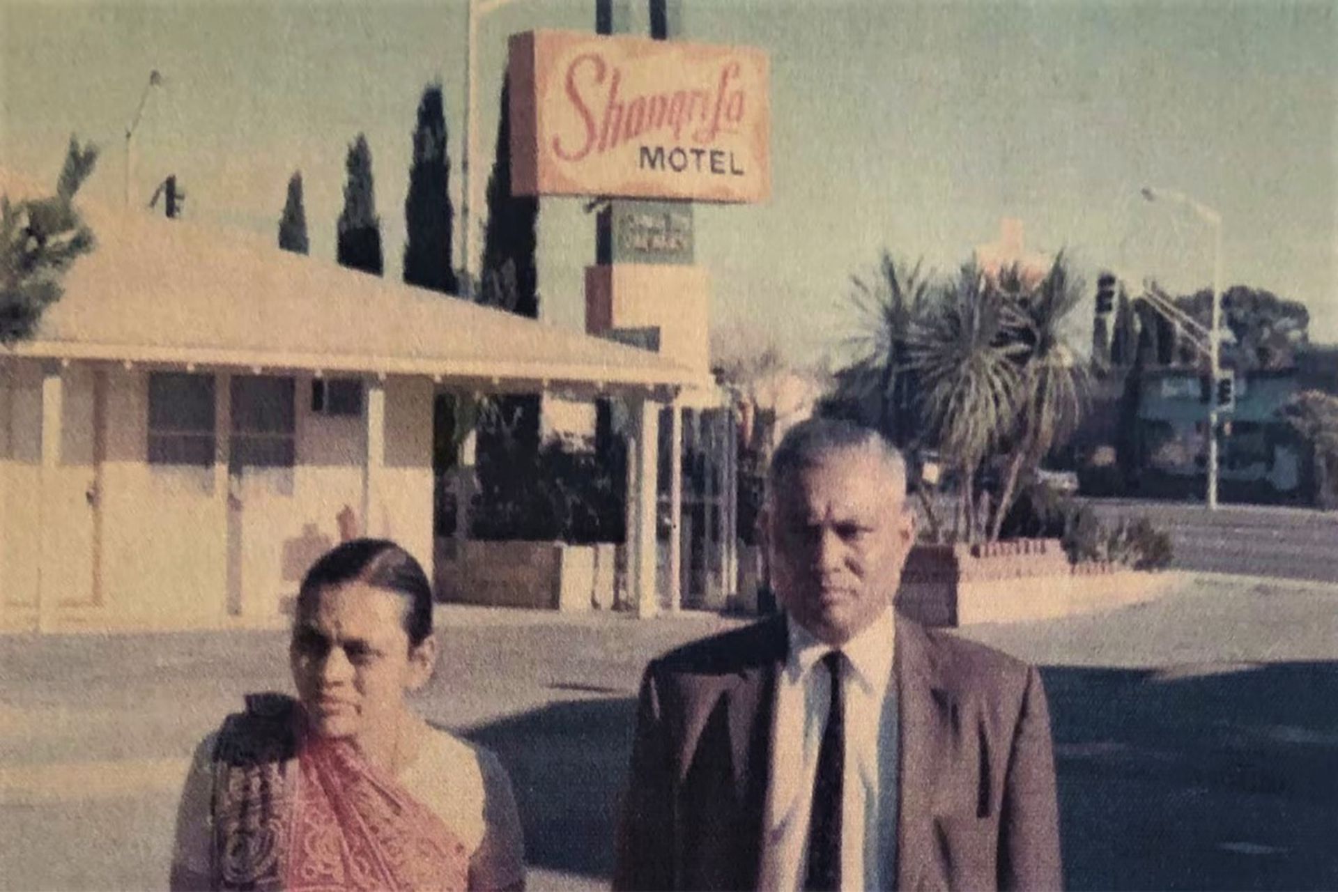 خانواده پاتل ها جلوی متل آمریکایی