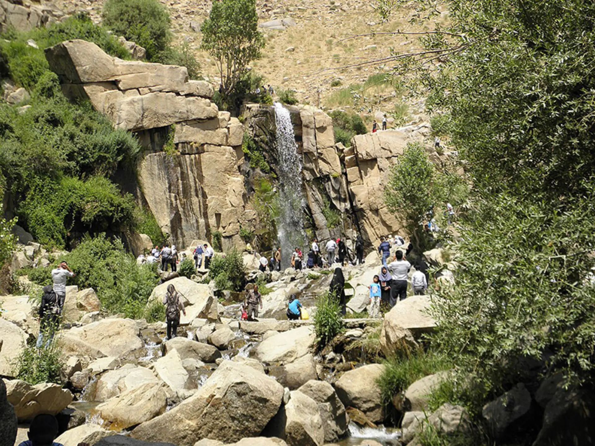 آبشار گنجنامه در دهکده گردشگری گنجنامه همدان
