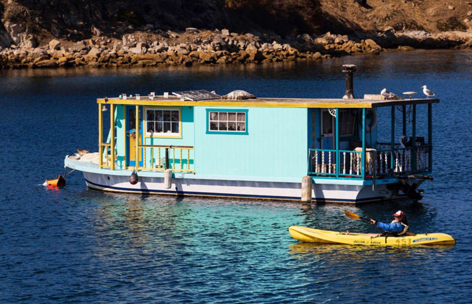 قایق سواری کنار خانه قایقی 