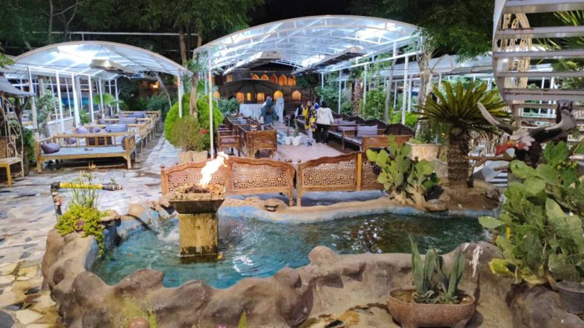 آلاچیق های فضای باز باغ رستوران خواجو اصفهان