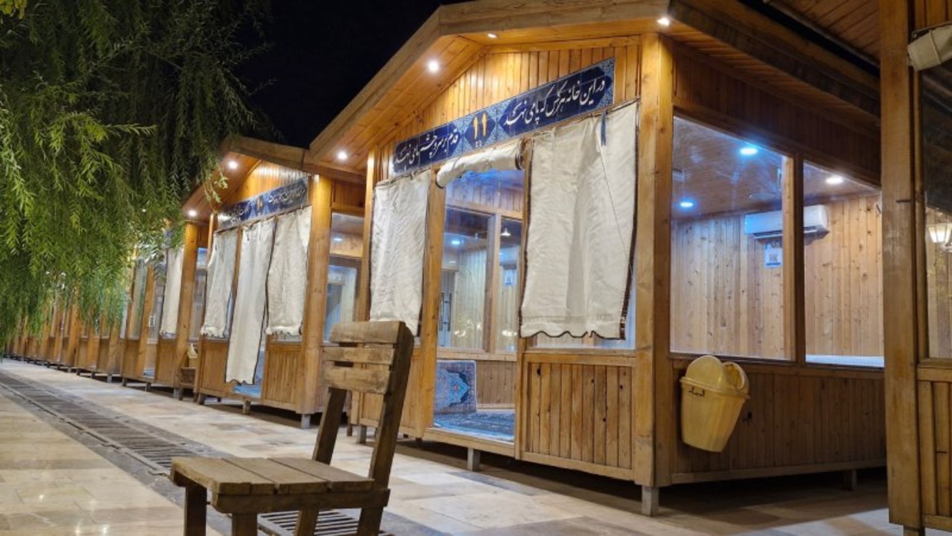 آلاچیق ها در باغ رستوران نقش جهان اصفهان