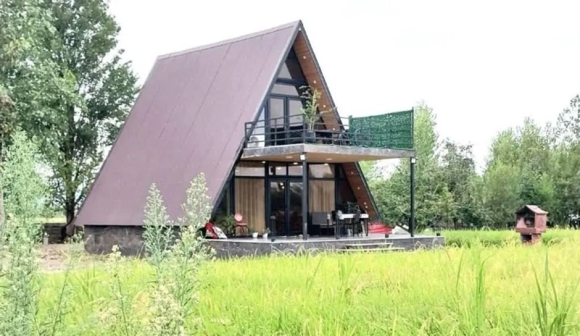 کلبه سوئیسی گیسوم در طبیعت سرسبز