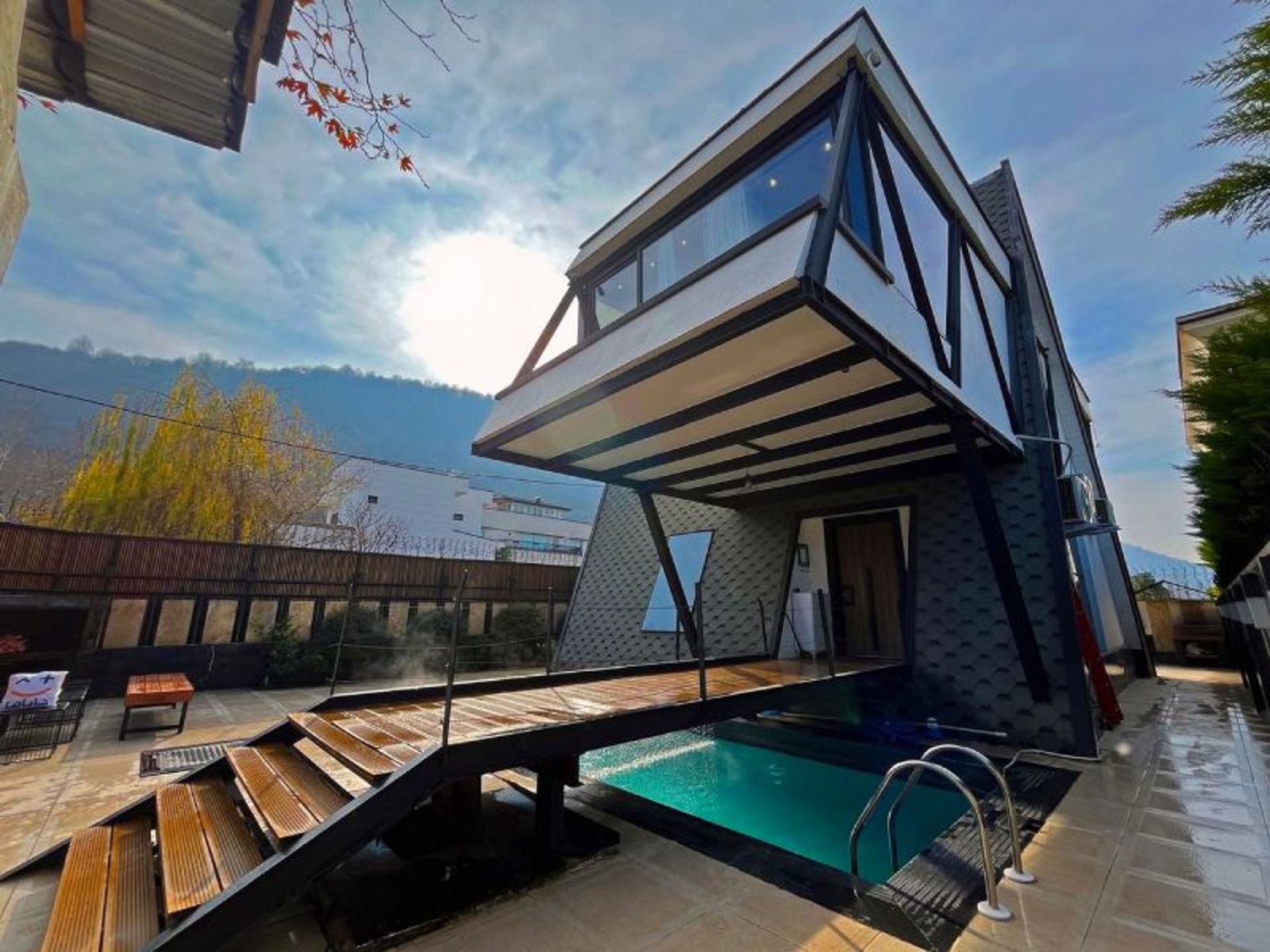 حیاط بزرگ و استخر کلبه سوئیسی آسایش چالوس