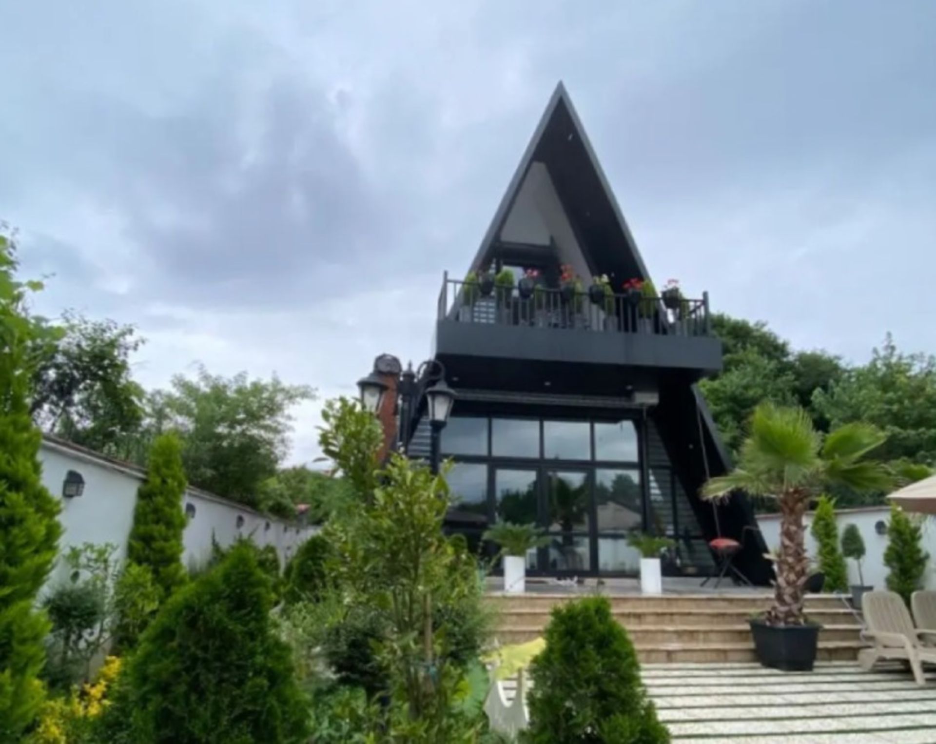 محوطه سرسبز کلبه سوئیسی لاهیجان